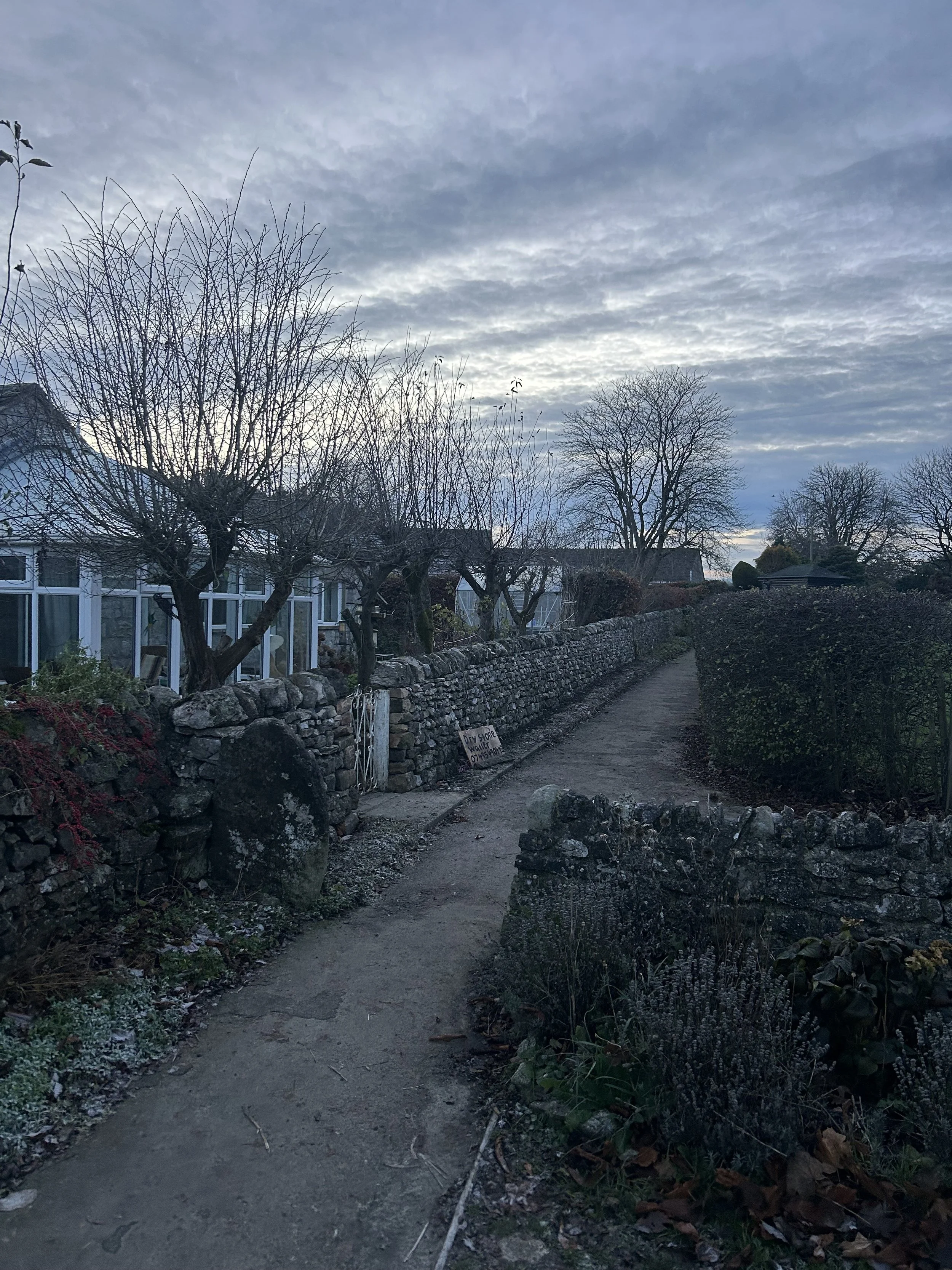 dry stone wall, retaining, cladding, stonework, random style, coursed style, limestone, sandstone, gritstone, Derbyshire, Nottinghamshire, Yorkshire, Staffordshire, Leicestershire, Lancashire, Manchester, Stockport, Sheffield, Chesterfield, Matlock 