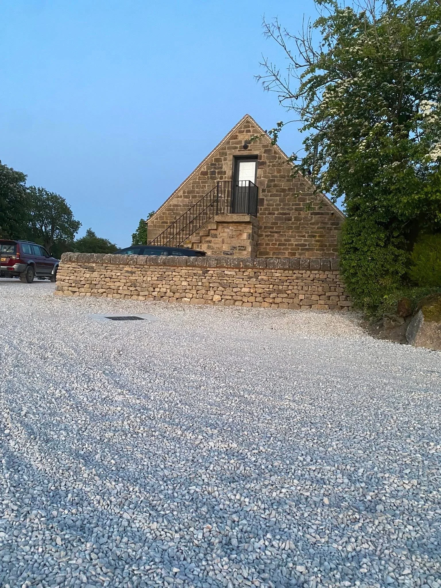 dry stone wall, retaining, cladding, stonework, random style, coursed style, limestone, sandstone, gritstone, Derbyshire, Nottinghamshire, Yorkshire, Staffordshire, Leicestershire, Lancashire, Manchester, Stockport, Sheffield, Chesterfield, Matlock