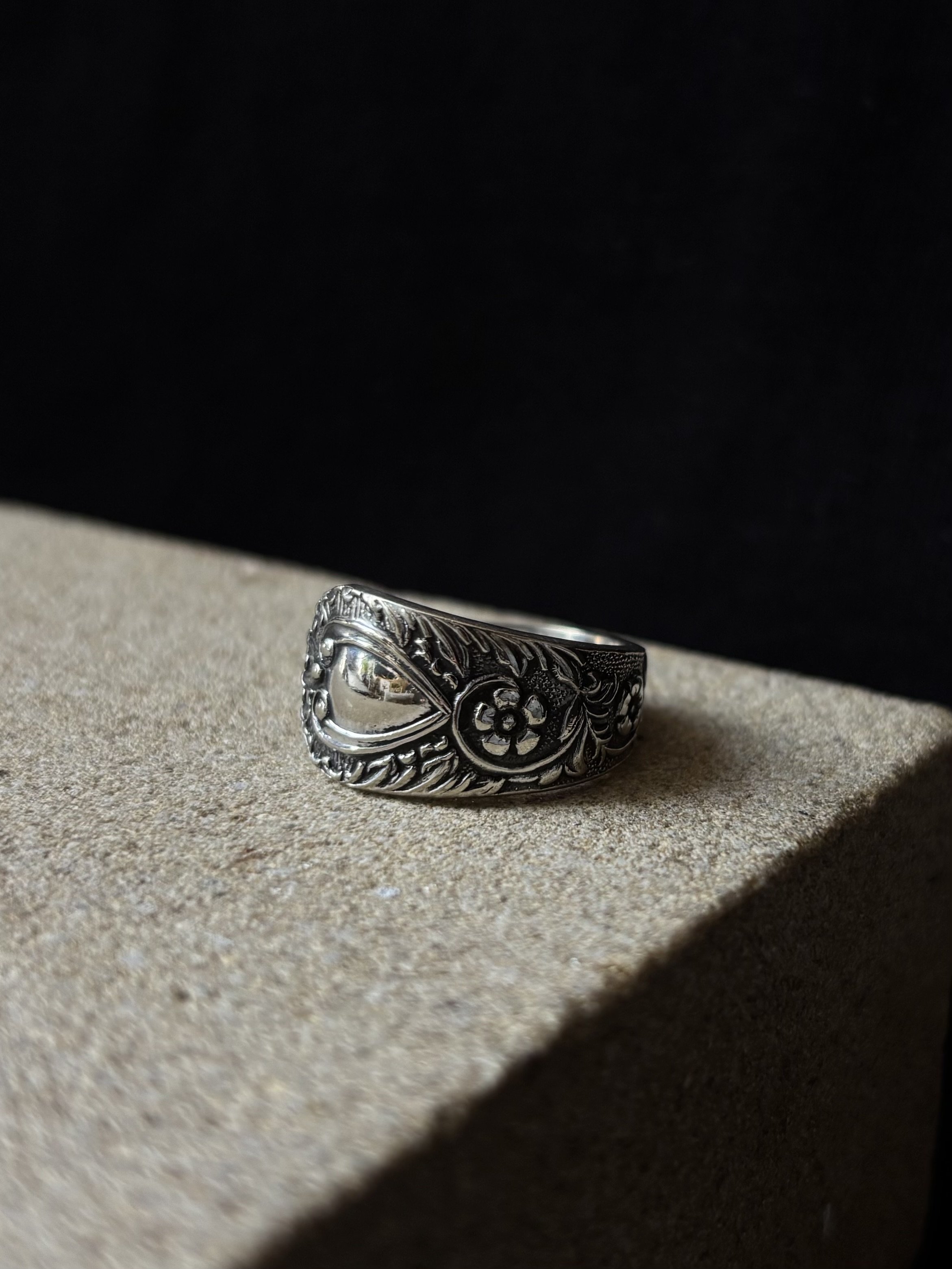 Mantel Floral Spoon Ring