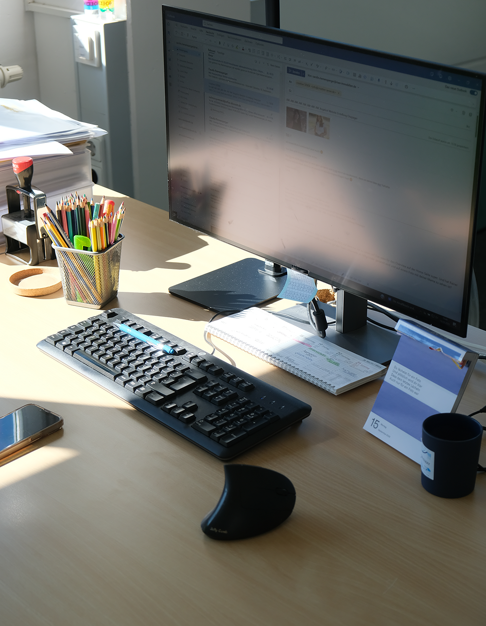 Arbeitsplatz der RiWe Immobilienverwaltung im Landkreis Freising – moderner Schreibtisch mit Computer, an dem die Ansprechpartnerinnen Eigentümergemeinschaften persönlich betreuen.