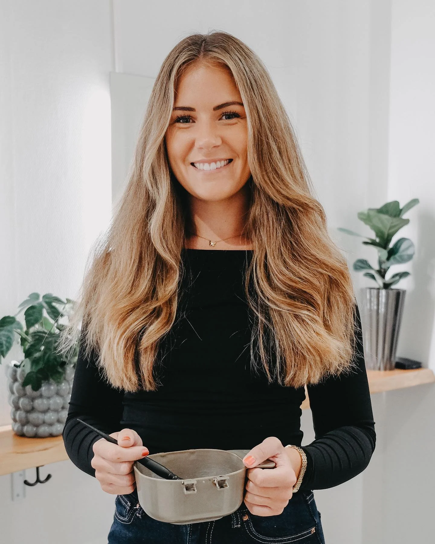 ✨LÄR KÄNNA OSS✨ 
Jag heter Moa, är 28 år och bor i Skara med min sambo och vår son. Jag har jobbat som frisör i 9 år. Jag var med från starten på Salong Almö, som anställd. Sen har jobbat i