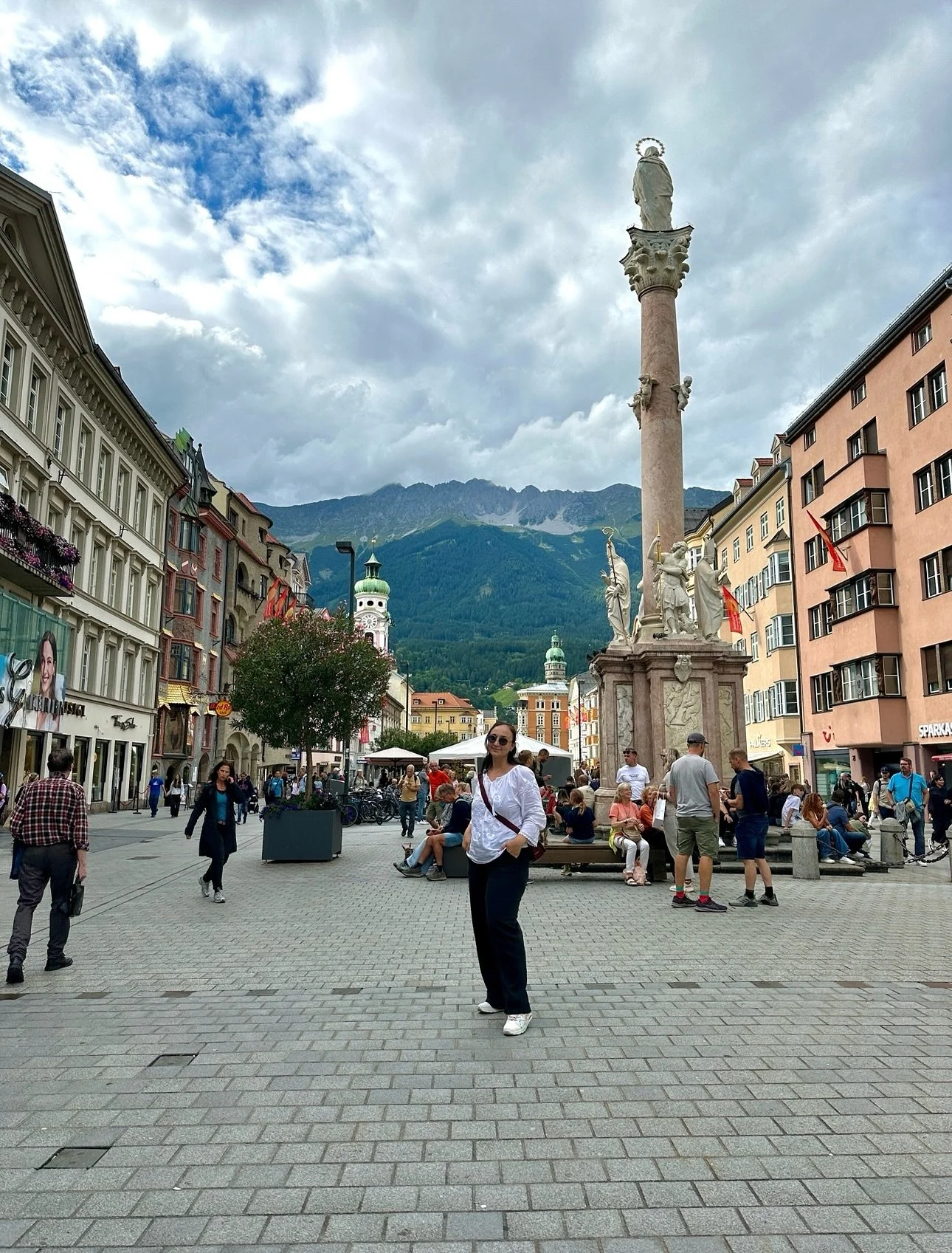 Front and back, the landscape is absolutely stunning ❤️🗻
.
#innsbr&uuml;ck #innsbruck #austria #visitaustria #mountainslandscape