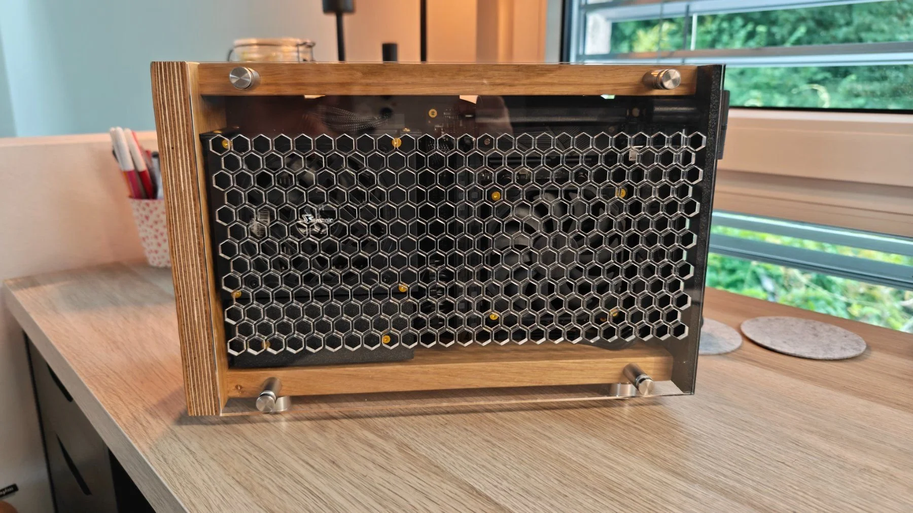 mini-pc-wood-ryzen-9700x-32gb-ddr5-12gb-gpu-echtholz (4).jpg