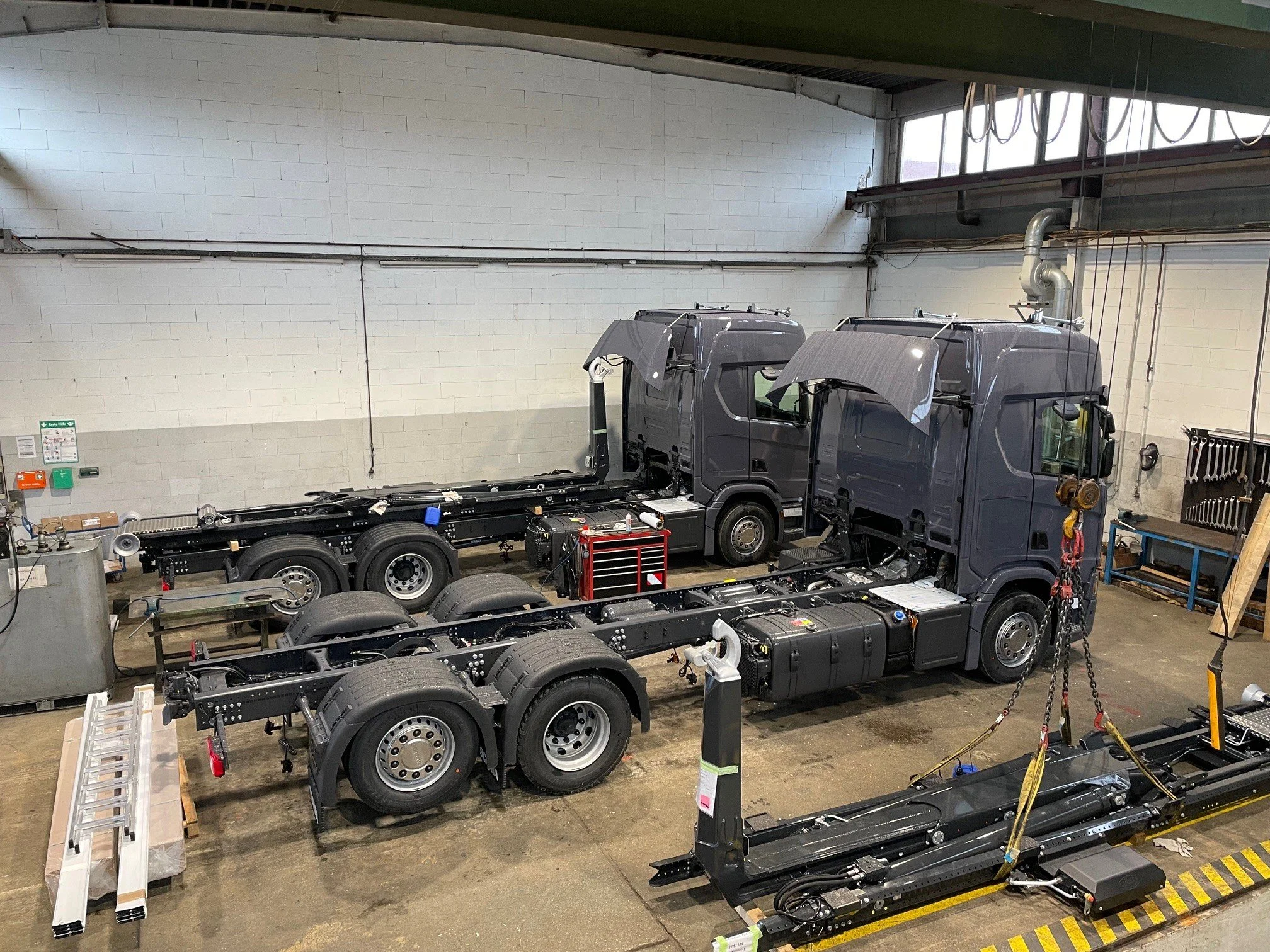 Zwei unmontierte Lkw-Chassis in einer Werkstatt
