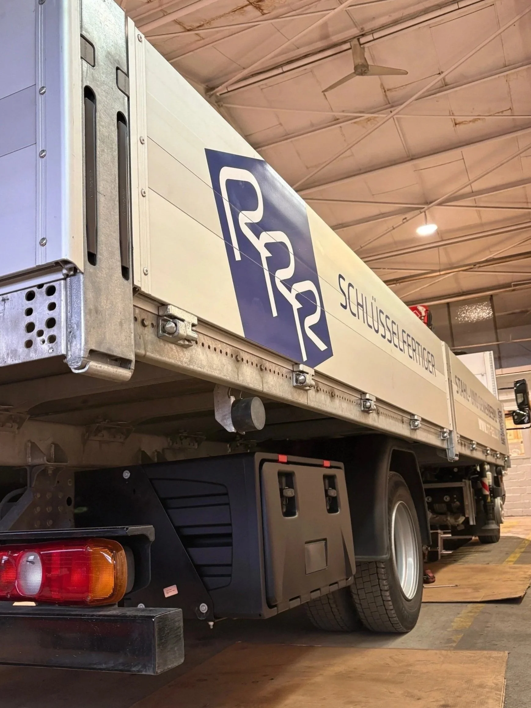 LKW mit Logo R R R und der Beschriftung 'Schlüsselfertig'