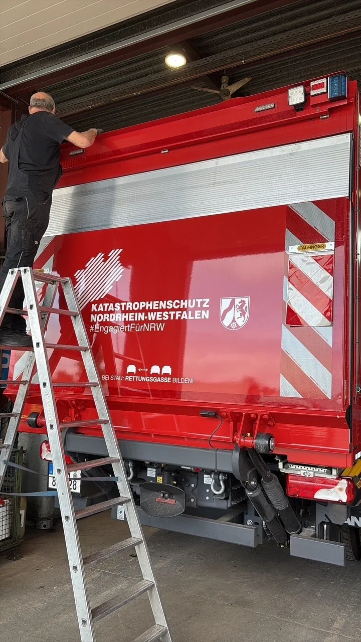 Feuerwehrfahrzeug mit Aufschrift Katastrophenschutz Nordrhein-Westfalen, Hilfeleistung bei Notfällen, Rettungseinsatz