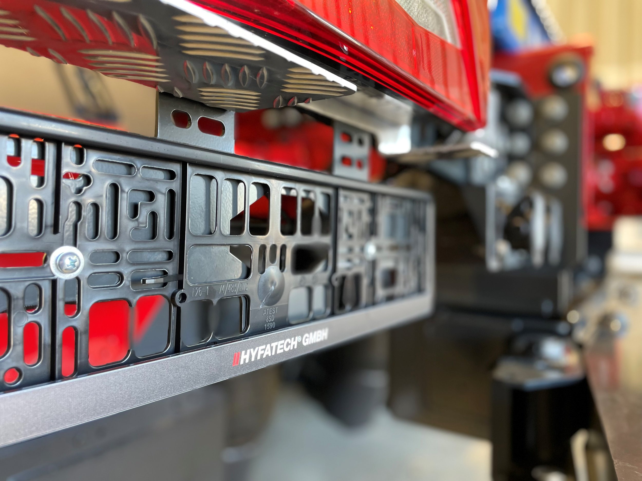 Heckleuchtenträger eines LKW samt Kennzeichenhalter der Firma 'HYFATECH GMBH'