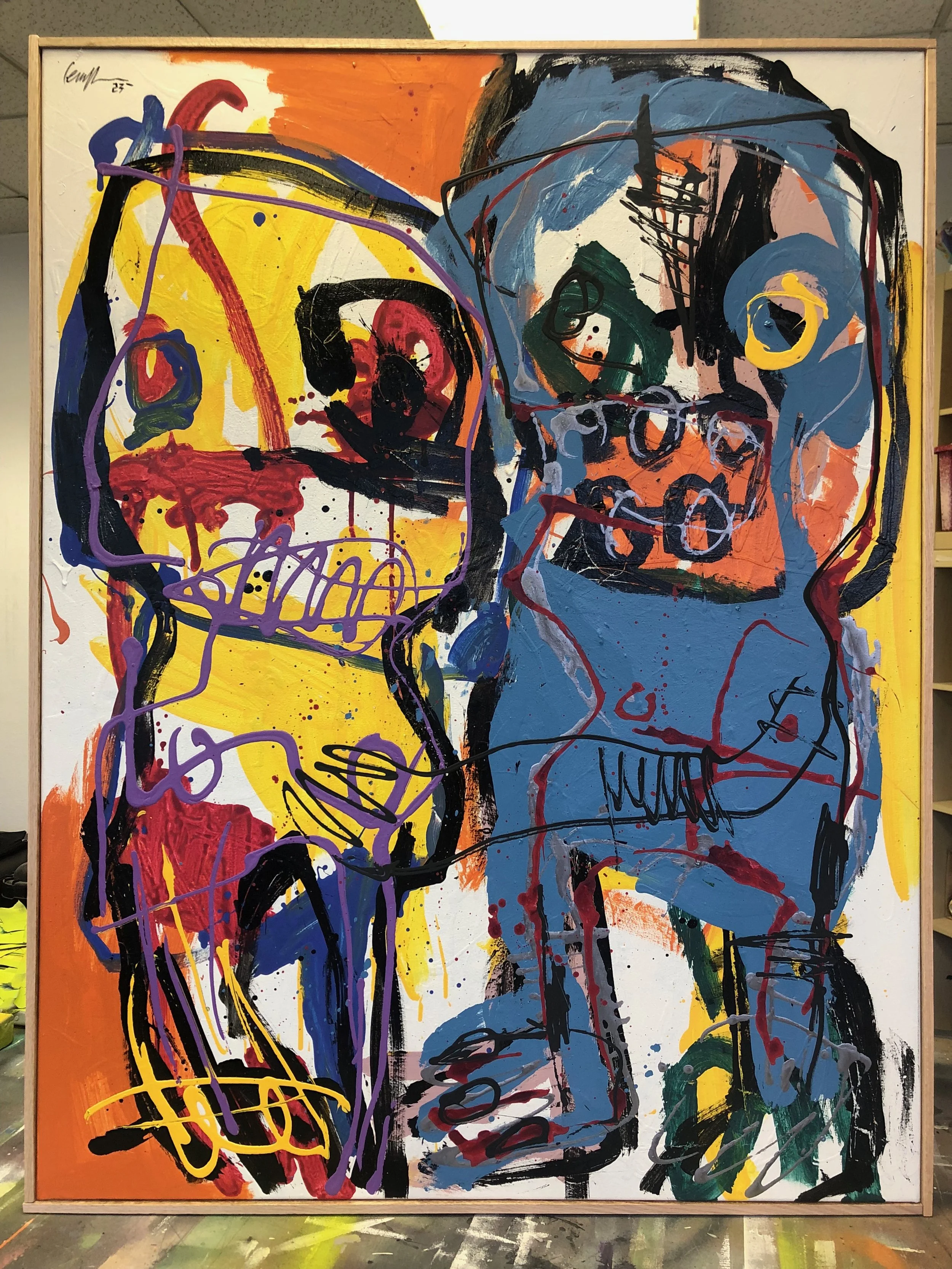 Peinture abstraite représentant deux figures humaines esquissées de manière expressive avec des couleurs vives comme le jaune, le bleu, le rouge, le noir et l'orange, avec des traits dynamiques et des lignes énergiques.