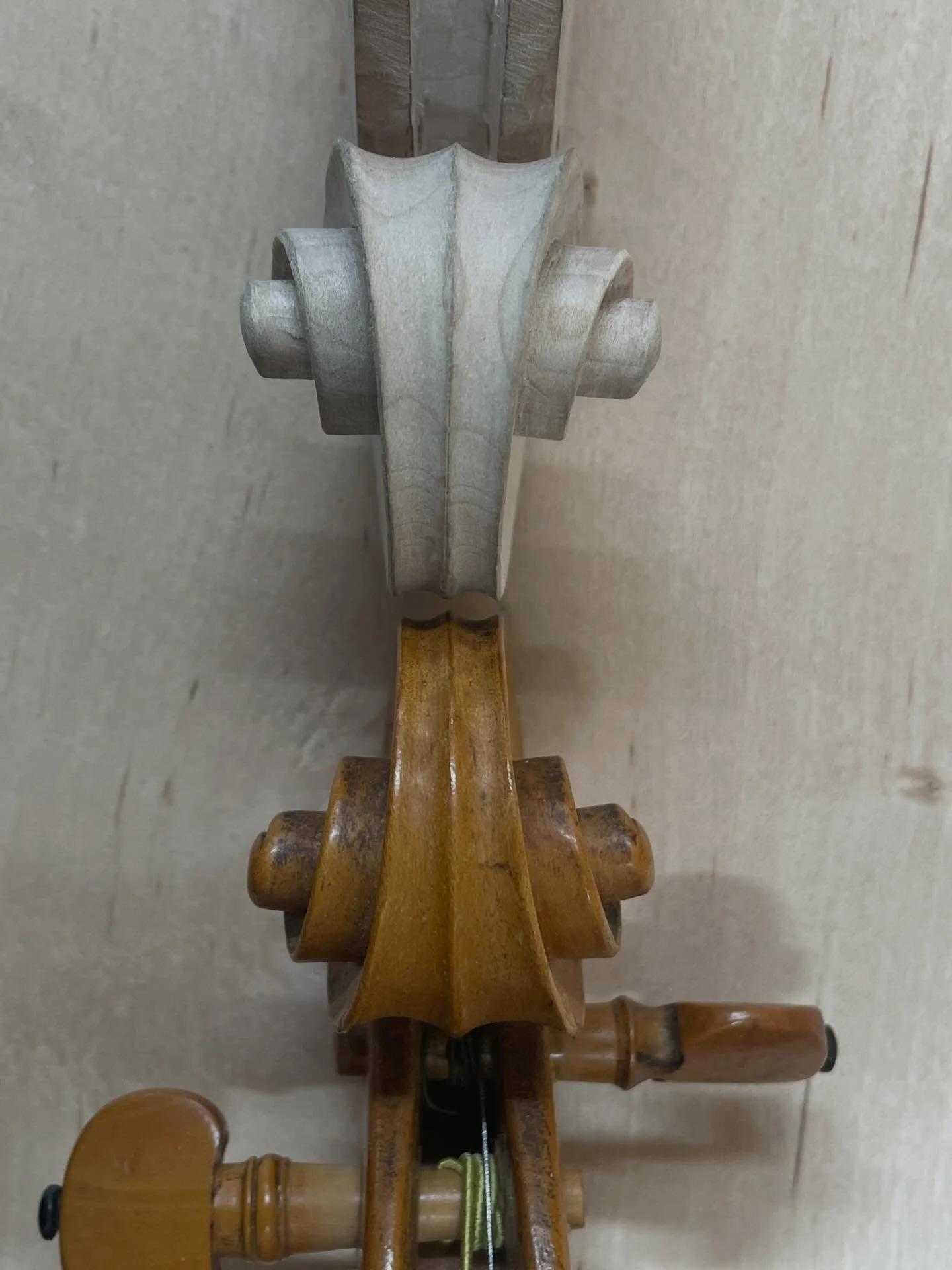 I went on a little side quest last weekend to build a copy of a nearly 200 year old Norwegian violin. The occasion was a seminar organised by @norskinstrumentmakerforening for some of the best Norwegian instrument makers to come together to build thi