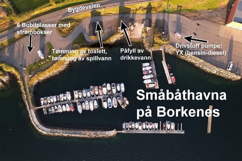 Flyfoto av en liten marina med båtplasser, brygger og en vei kalt Bygdeveien. Det er båter i havnen, og området har ulike fasiliteter som strømbokser, toalett- og spillvannstømming, og en pumpe for drivstoff (bensin-diesel).