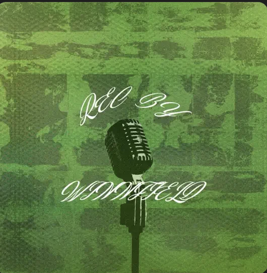 Microphone vintage noir avec texte en cursive "rdl 82" et "VODAFIED" sur fond vert camouflage.