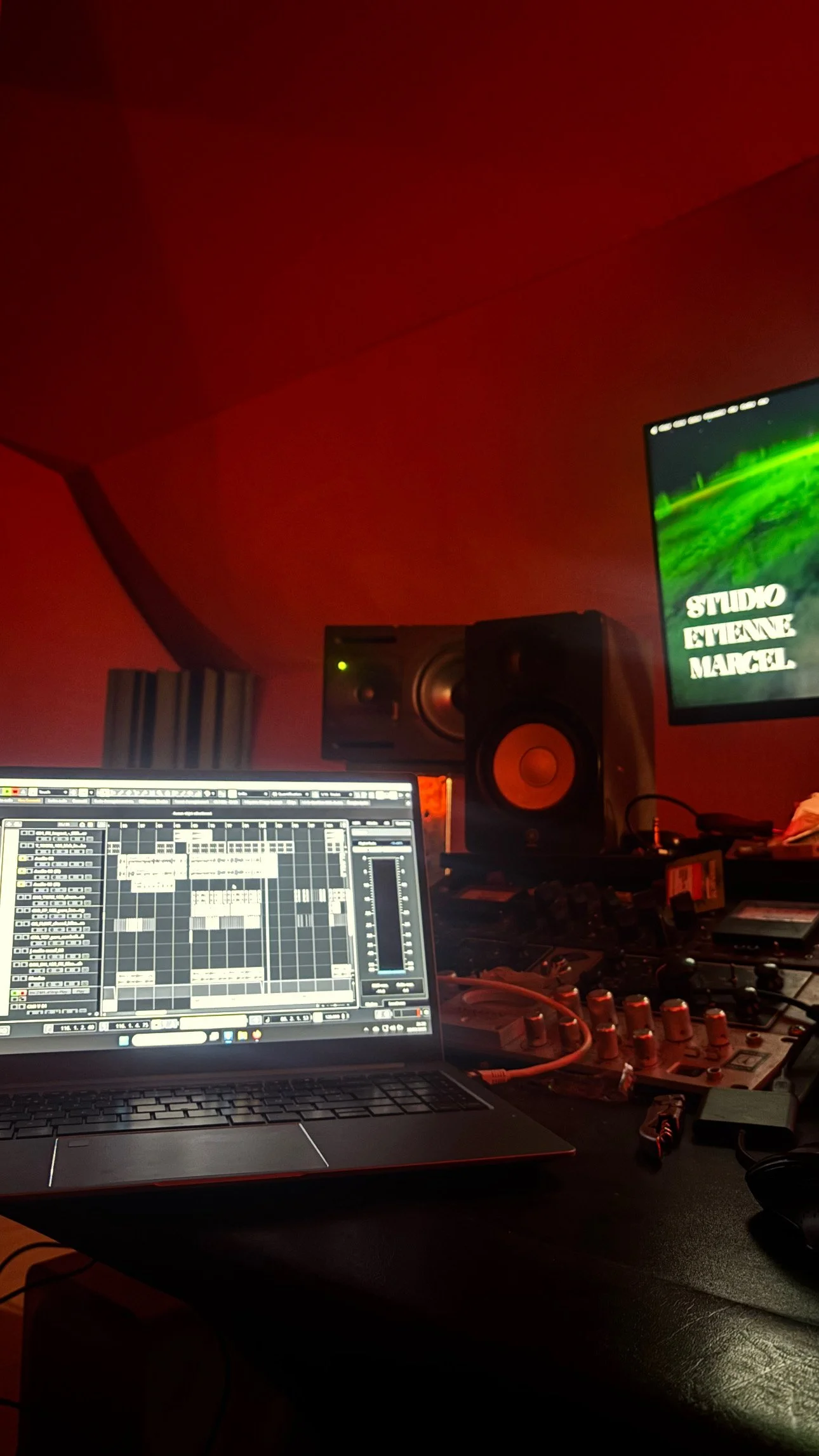 Studio d'enregistrement avec ordinateur portable, moniteurs de studio, contrôleur de musique et casque.