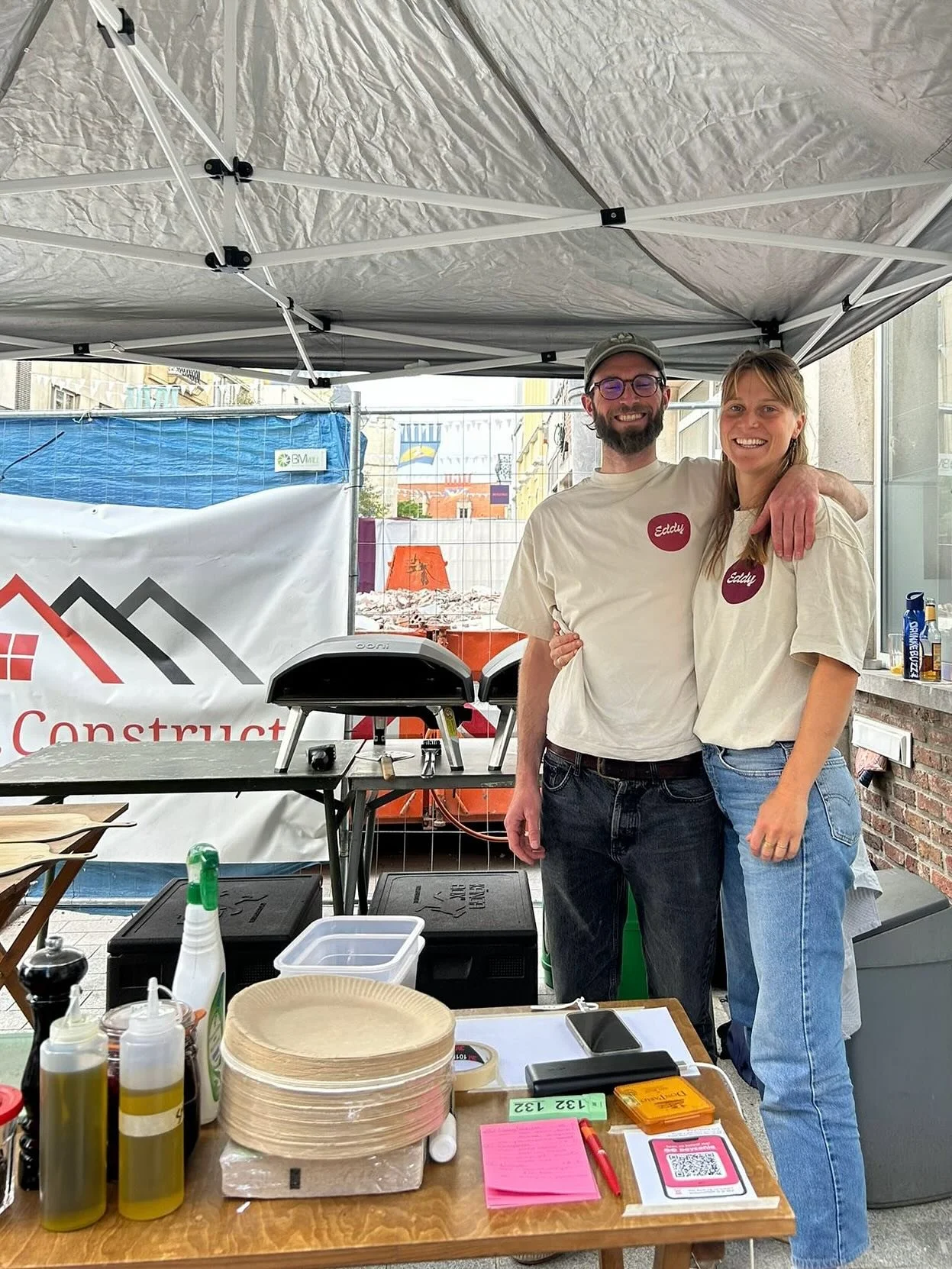 De stortregen hield ons niet tegen en het werd een super gezellige vrijdagavond op het terras van @kafeezapoi ! 🔥

Thanks aan iedereen die erbij was, wij komen zeker terug!!

🍕❤️🍻