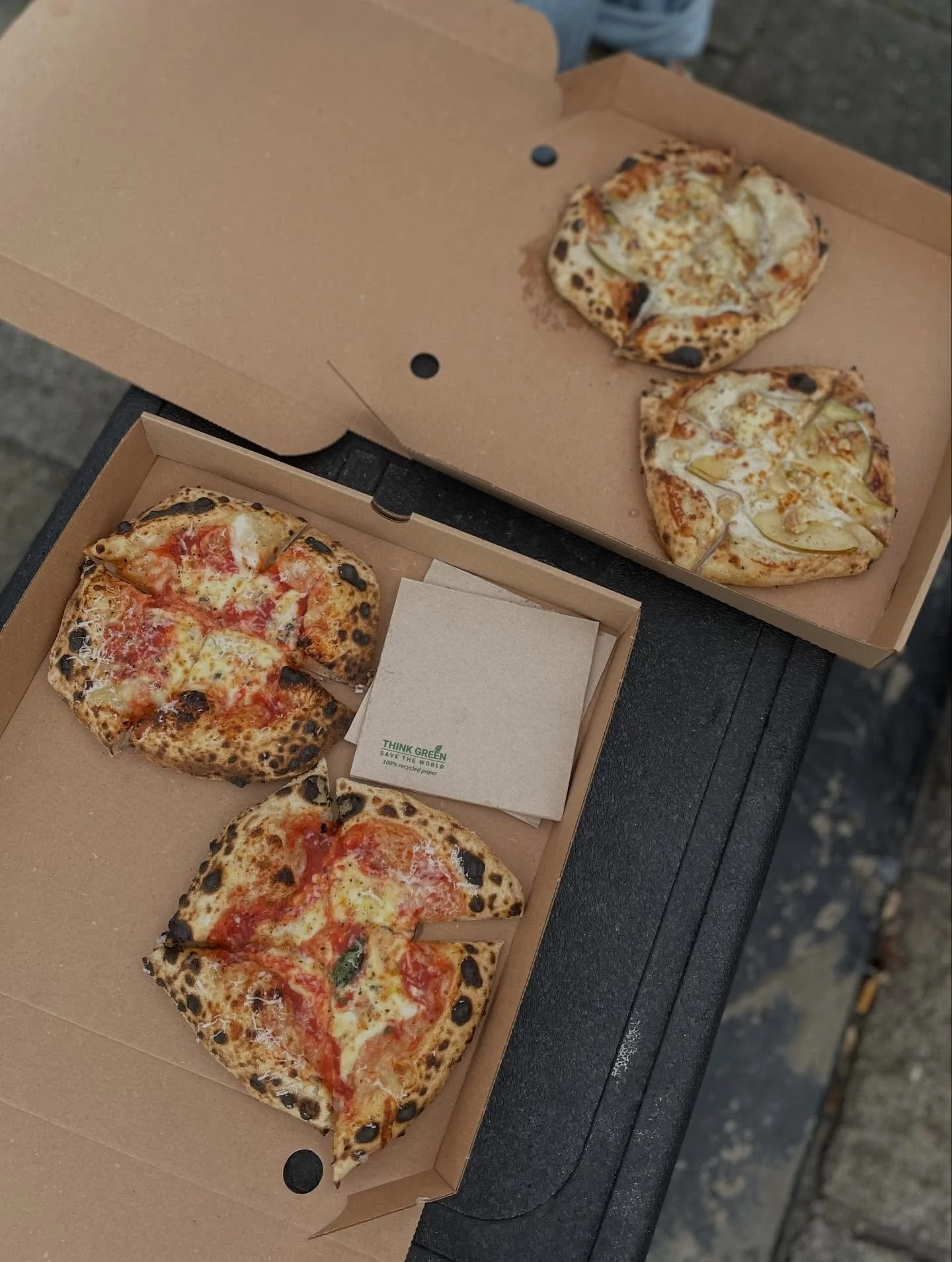 Ondanks het gure weer, was het gisteren een mega gezellige namiddag met mini-pizza&rsquo;s en chocolade van @cdc_coupdechocolat voor de straatverkoop van @el.cider ! ❤️

Scroll tot het einde voor de cuteste klant die ik ooit had. 

Thanks aan iederee