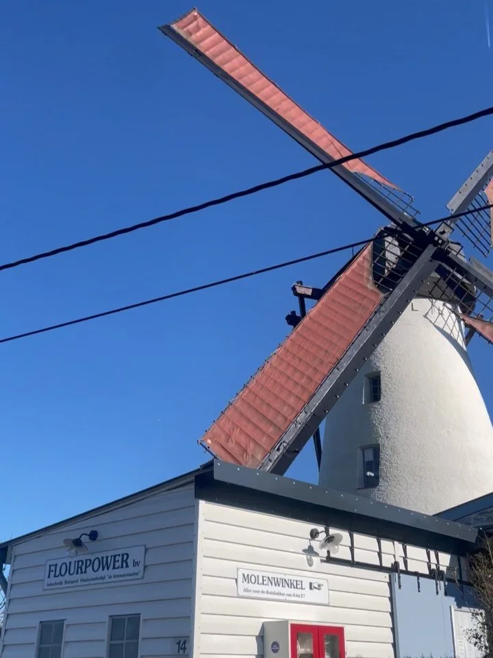 OP BEZOEK BIJ DE ARTEMEERSMOLEN 🌾🌞

Op deze prachtige dag gingen mijn vriendin Trui en ik langs bij de Artemeersmolen in Poeke. Wat een heerlijke en leerrijke ochtend!
Mike en Soetkin maken er op ambachtelijke wijze biologische Belgische granen tot