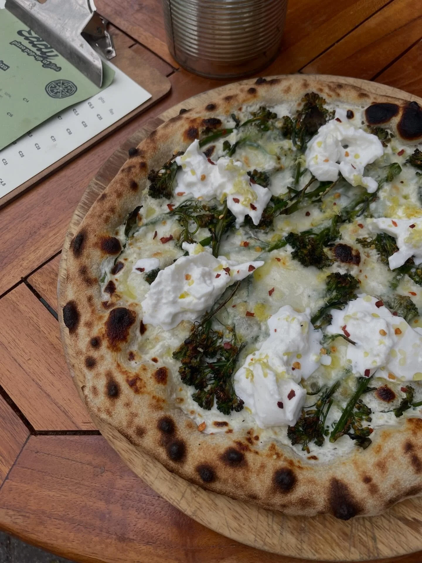 NIEUWE PIZZA: BROCCOLINI

Vanaf volgende week op de kaart! 🌞

Fris, aromatisch en met een lichte pikante toets. 

Ricotta, broccolini, fior di latte, stracciatella, look, citroen, chili. 🥦🍋

Voeg nduja toe voor extra spice. 🔥