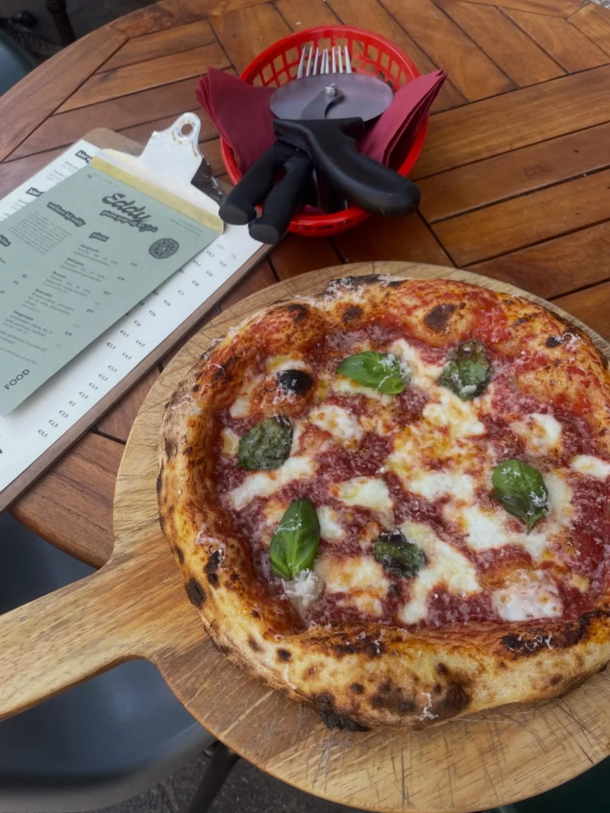 MARGHERITA 

Koningin van de pizza&rsquo;s 

Bio tomatensaus, mozzarella fior di latte, basilicum, 30 maanden gerijpte parmezaan, olijfolie

💚🤍❤️
