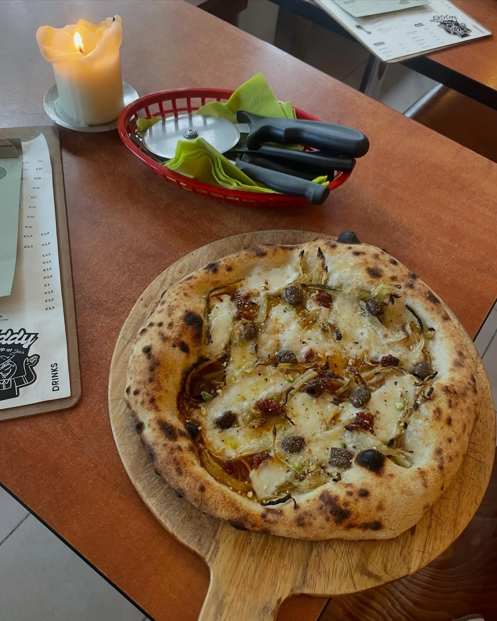 NIEUW: FENNEL PIZZA 🌱

Geroosterde venkel, provola (gerookte mozzarella), lookolie, Taggiasca olijf, dukkah. ✨

Voeg nduja toe voor extra pit! 😈

Bye bye wild garlic, see you next year! ✌️
