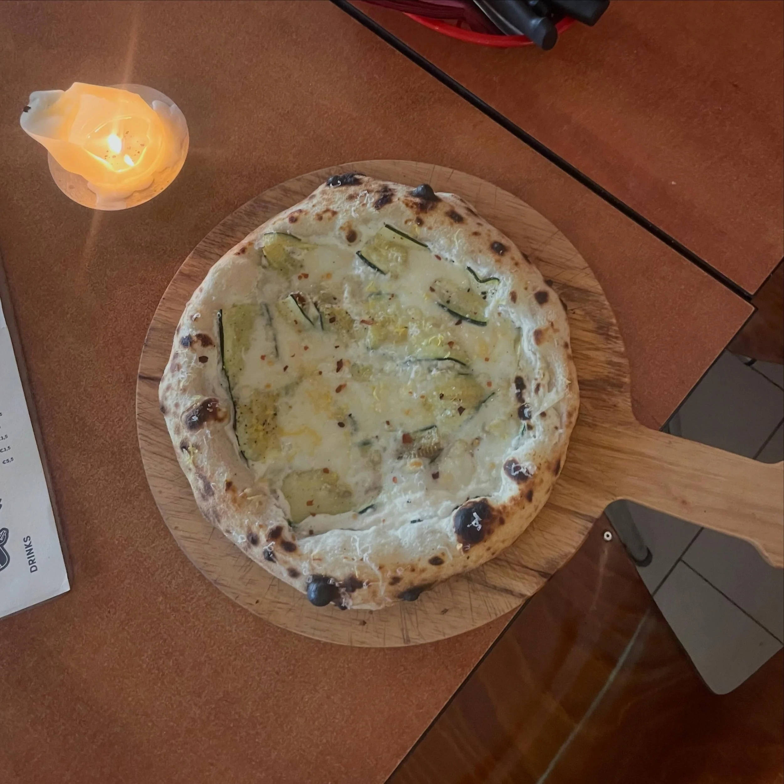 PIZZA ZUCCHINI

De zomer komt eraan, lieve schatten! 🌞

Ricotta-cr&egrave;me, flinterdunne geroosterde courgette, fior di latte, parmezaan, citroenzeste, chili!

Kom dat zien en proeven! Ik zeg het u, citroenzeste op pizza is de shit! 🤘🤘

Tot van 