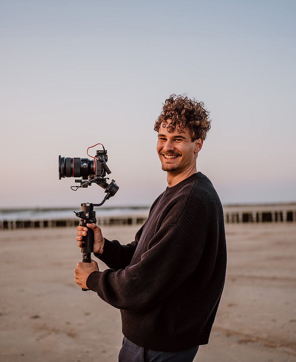 Hochzeitsfotograf & Videograf Jonas mit Kamera auf Gimbal
