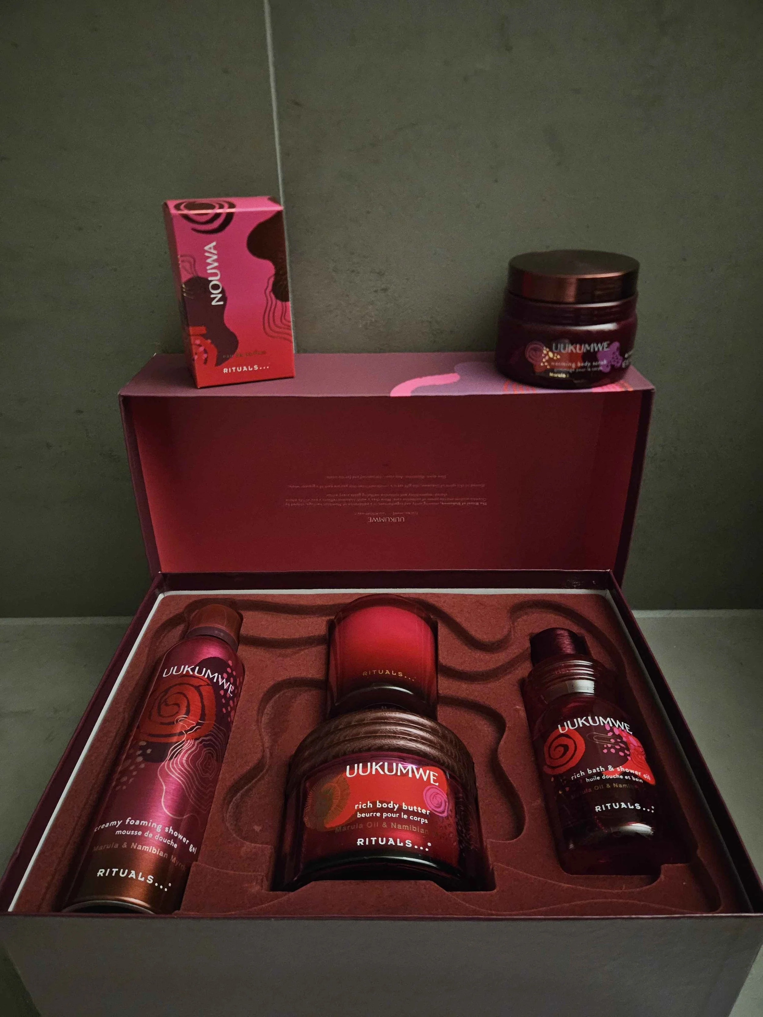 Rituals Uukumwe Gift Set with shower foam, body butter, bath and shower oil, candle, Warming Body Scrub and Nouwa perfume.