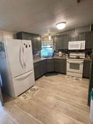 Kitchen 1.jpg