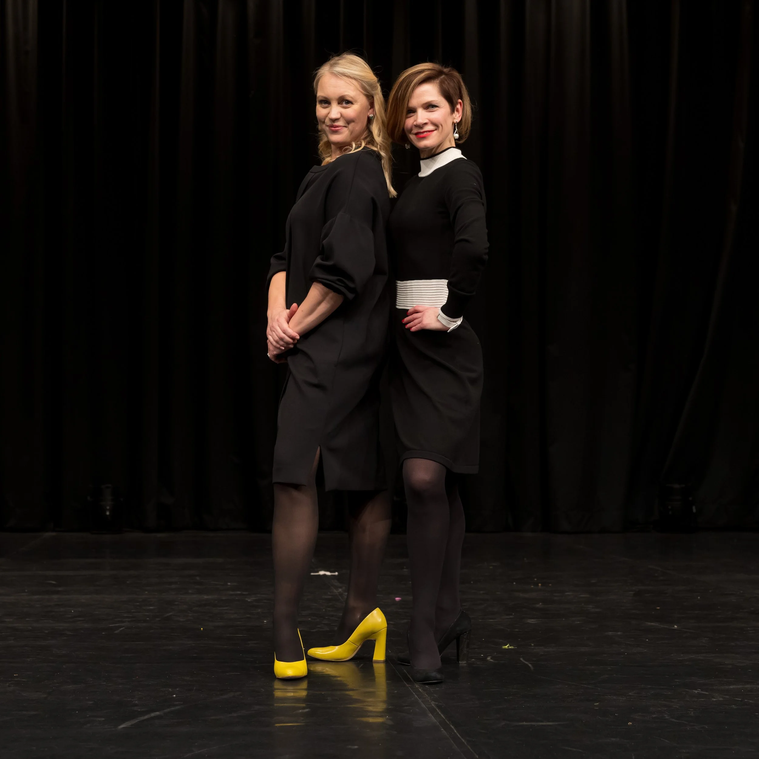 Elena Schneider und Irina Stegt nebeineinander nach einem Tanzauftritt