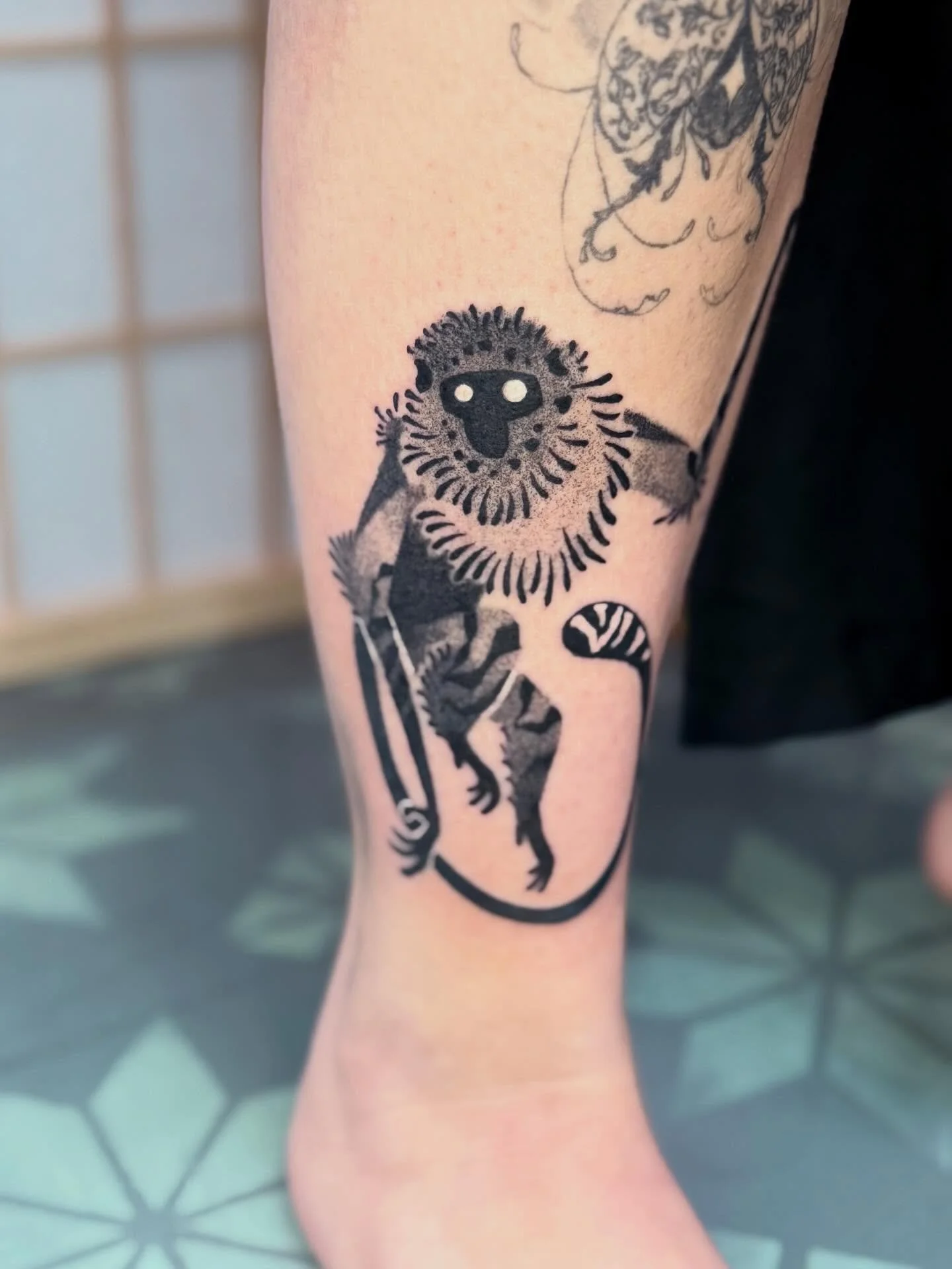 Monkey tattoo on myself! Part done by me part done by @bunbee.ink (I&rsquo;m not that flexible 😅) 
Decided to fill an annoying gap between tattoos, the plus side with these gangly critters the arms can fill some annoying spaces!
Want your own? Pop m