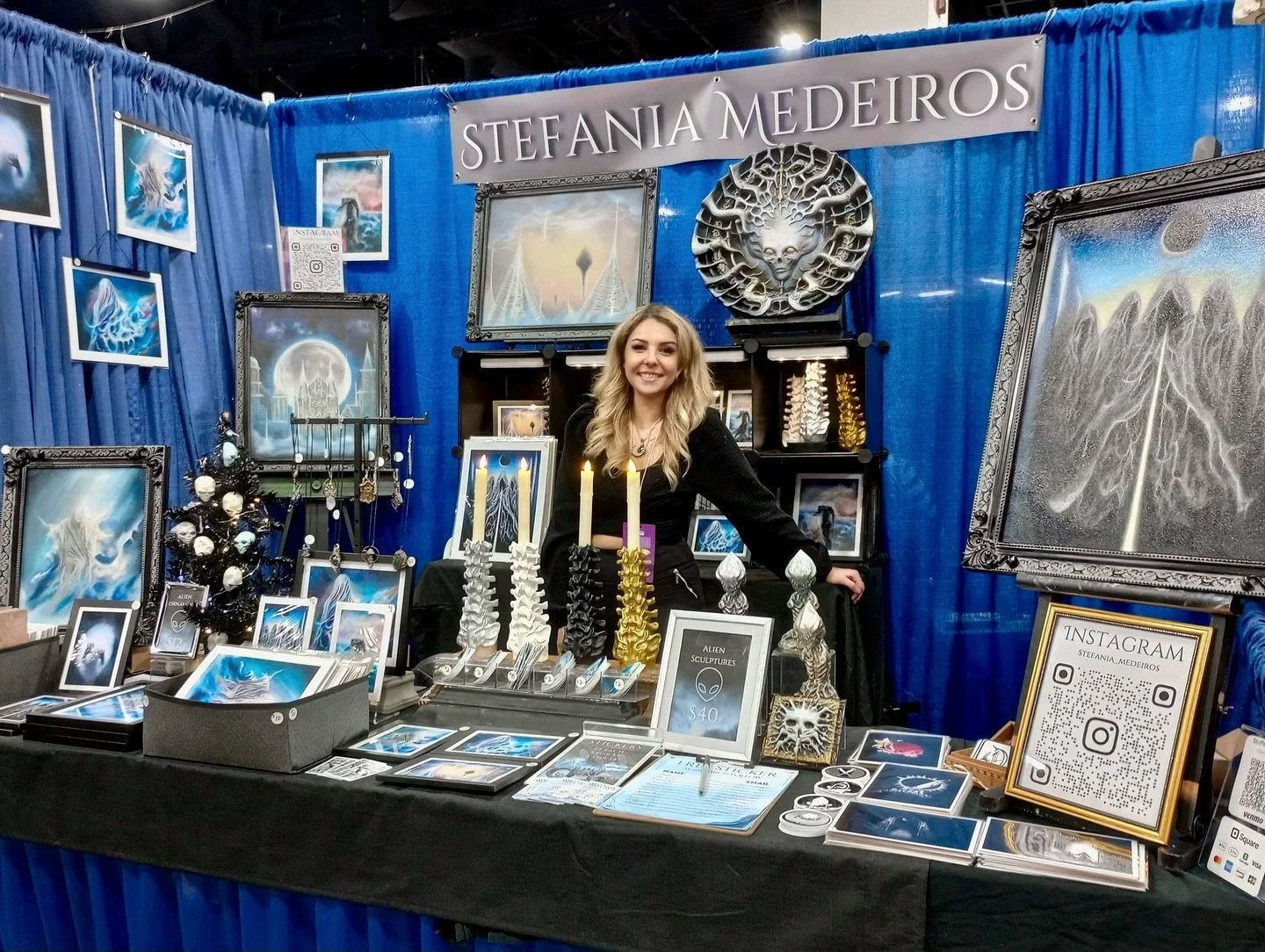 Amazing first day at @ricomicconofficial ! Thank you so much for joining me @x_diviir_x 🖤🖤

There are still two more days to go! I&rsquo;m right in the convention center near artists allley (booth 419) if you&rsquo;d like to stop by 👽 

#rhodeisla