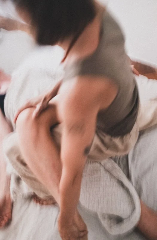 Zwei Personen, die eine Massage auf einem Bett im Schlafzimmer haben.