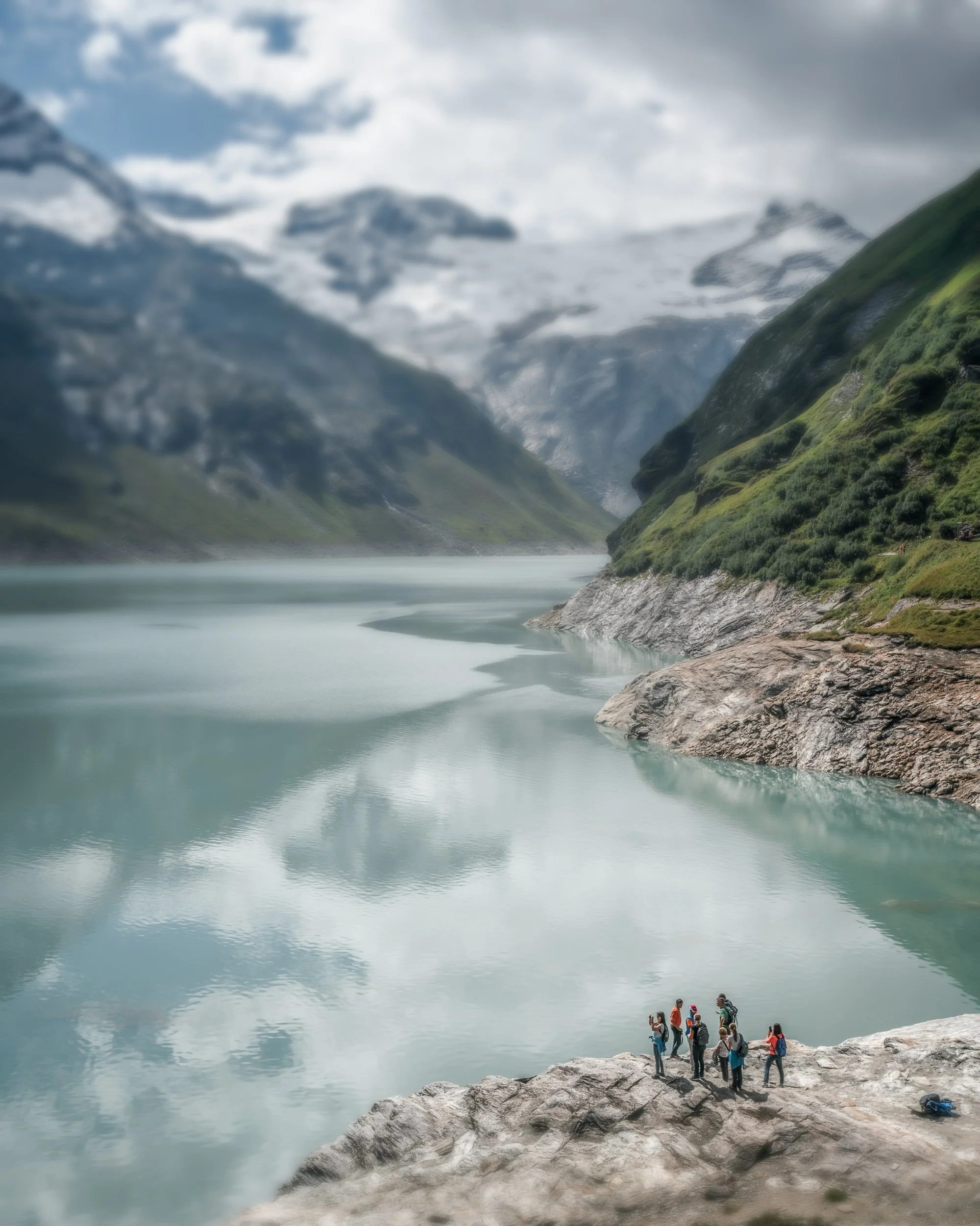 mountains-reservoir-tourists.jpg