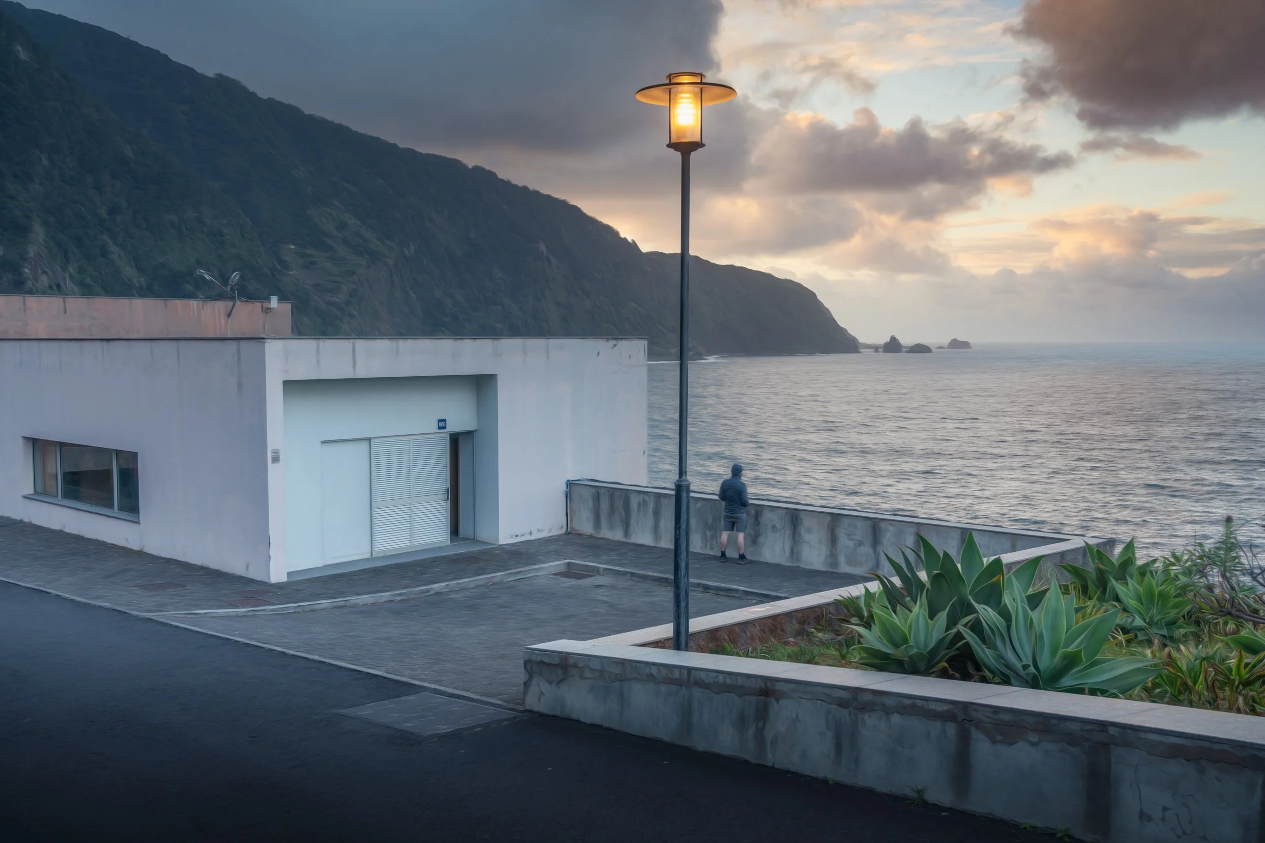 pedestrian-sea-view-mountain.jpg