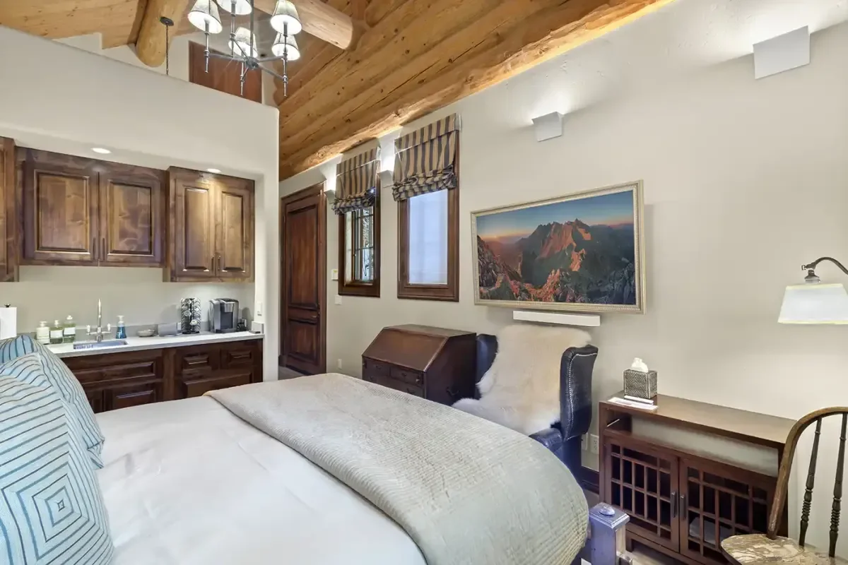 9.1-sundance-lookout-mountain-village-guest-suite9.webp