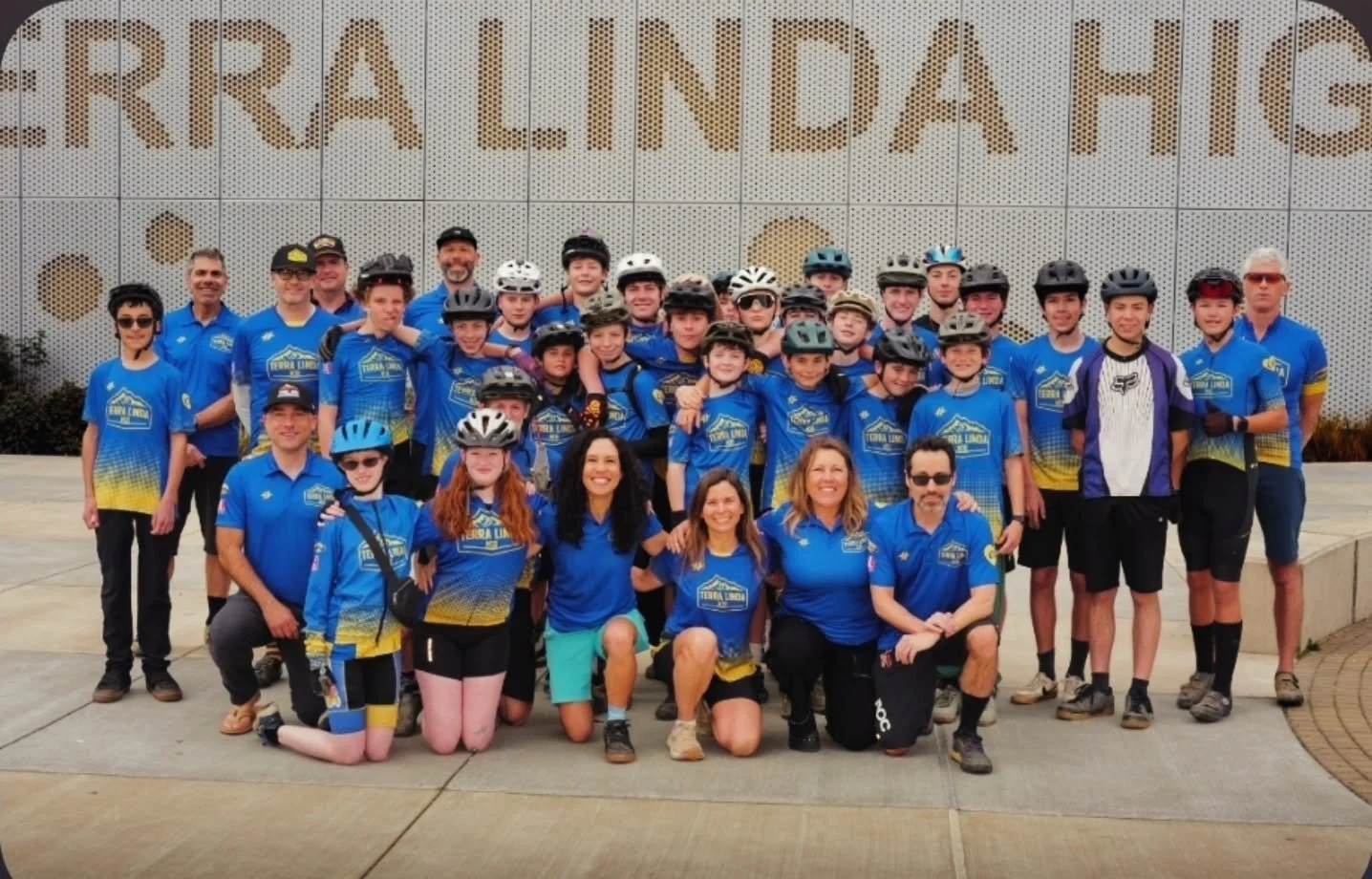 A few 📸 of the squad today (of course we missed a few 🏂!🙃) then a RAD day of riding on MINT home trails.

#moregirlsonbikes 
#morekidsonbikes 
#moremomsonbikes