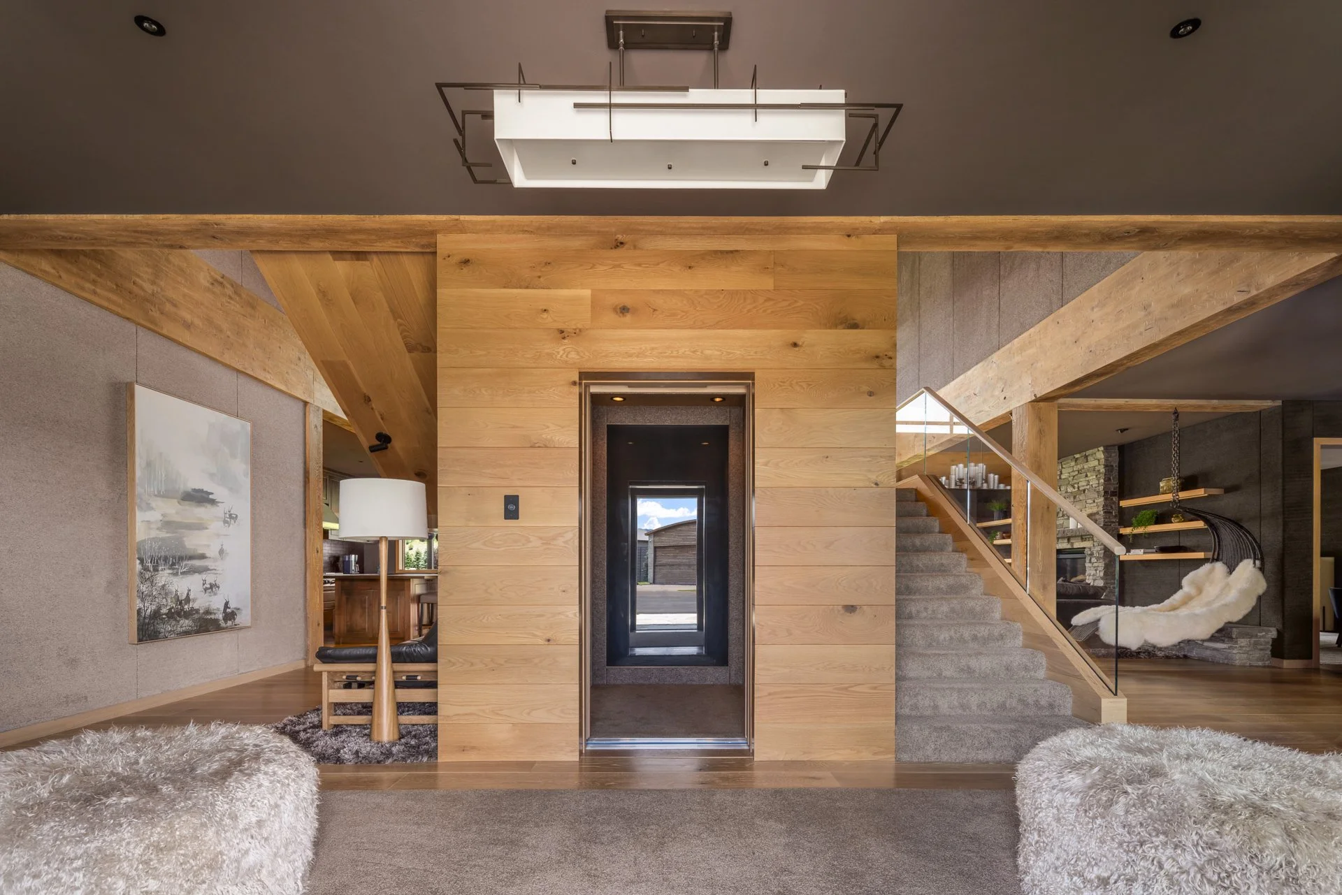 Hydraulic elevator with glass and fabric-clad cabin