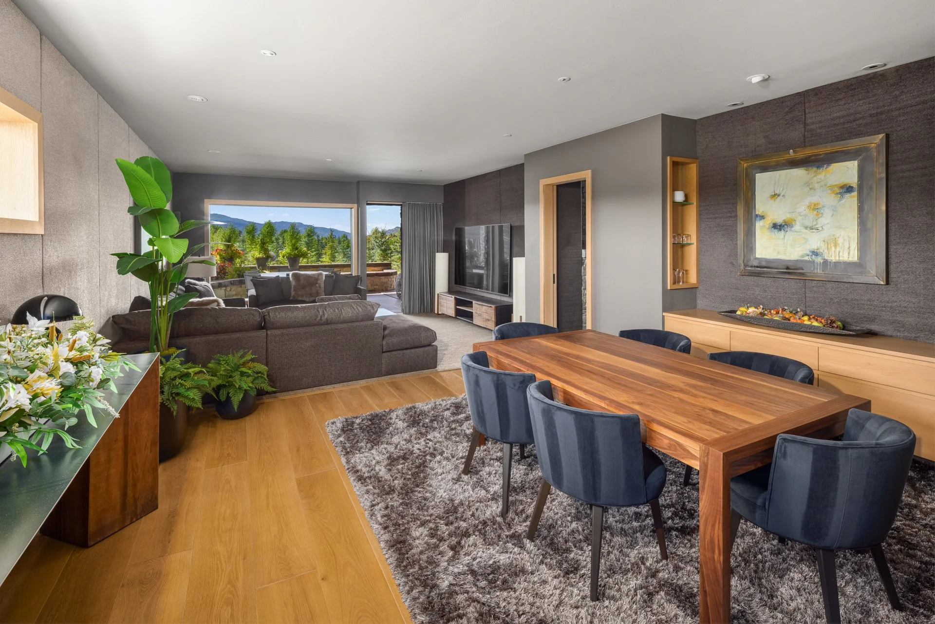 Primary suite mini kitchen / dining area