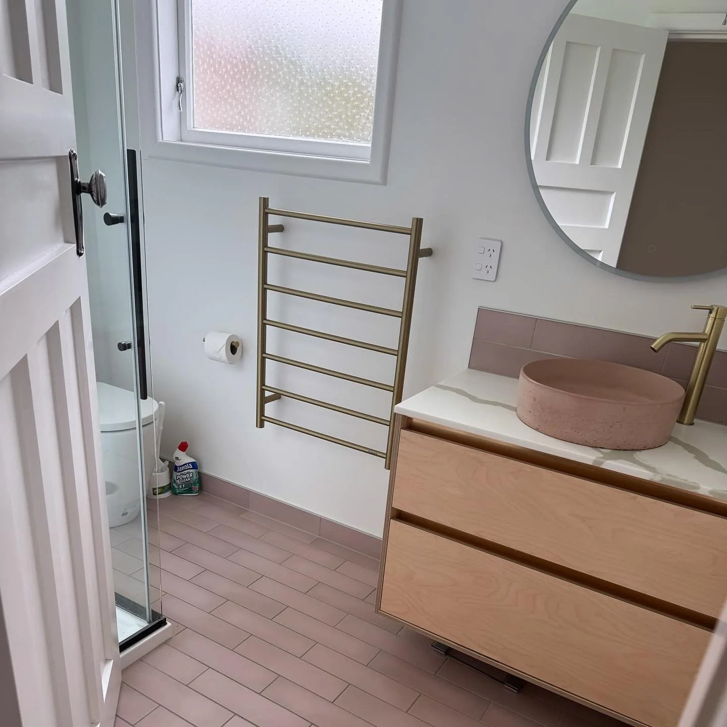 A beautiful finish on a very pretty bathroom 🌸