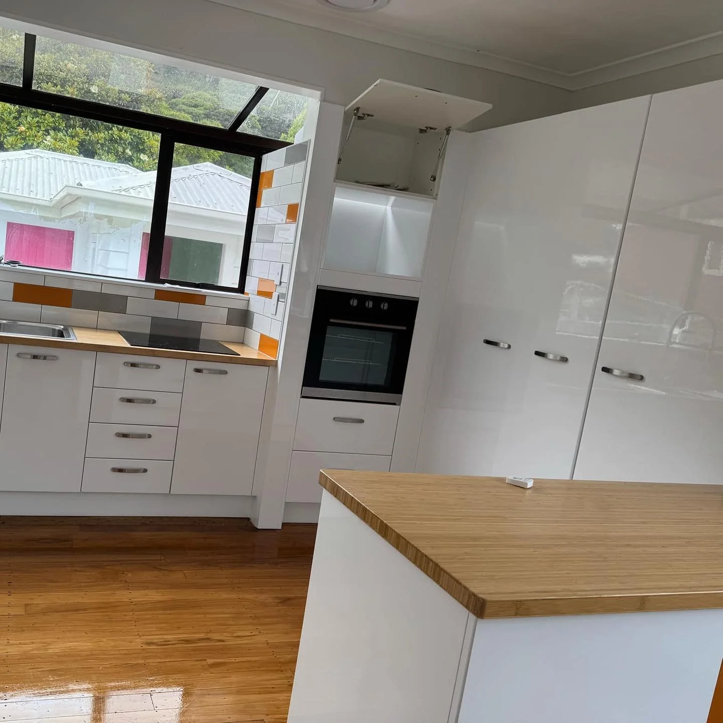 Gloss cabinets can be tricky! But Top to Bottom will always bring the sparkle ✨