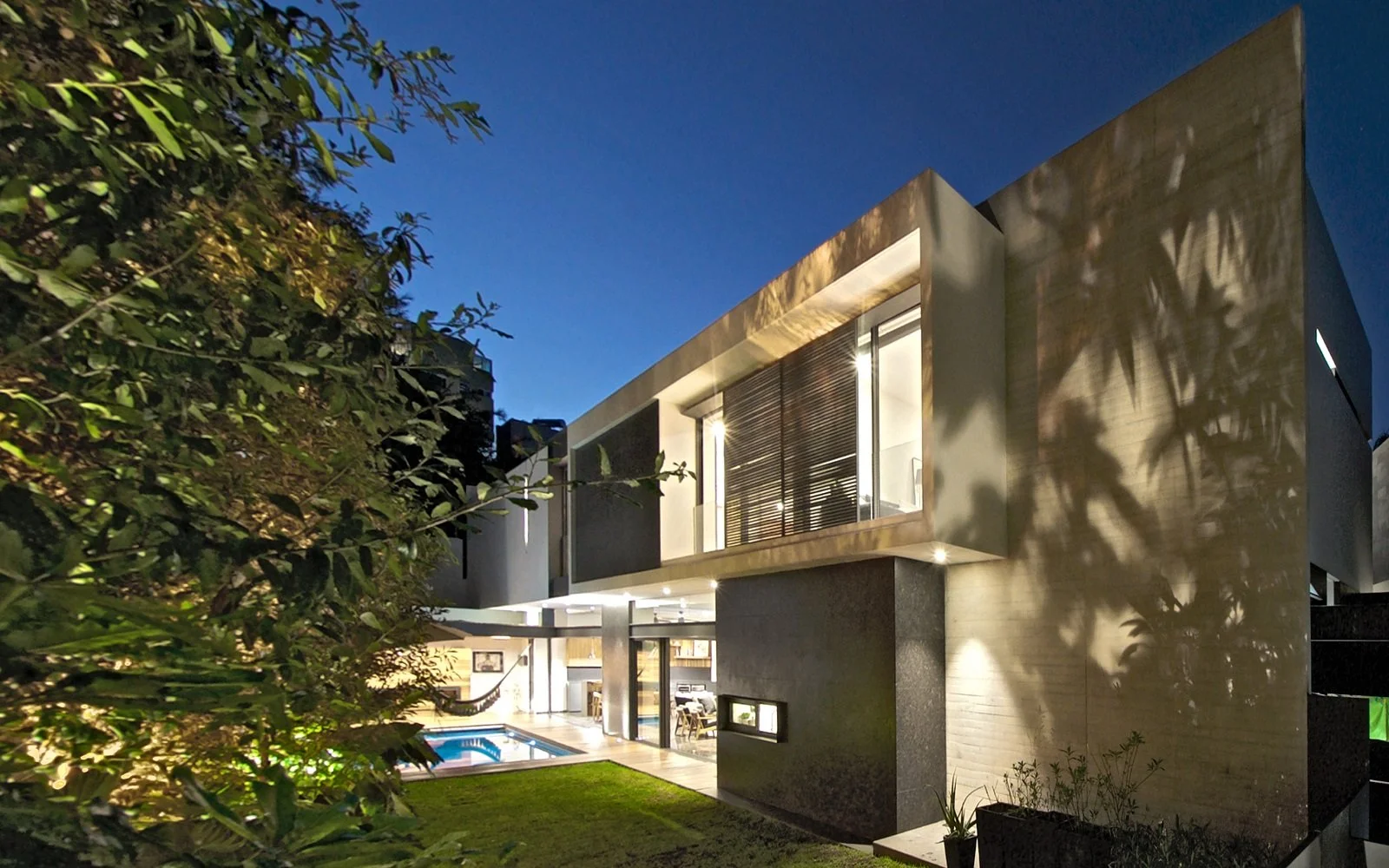 fachada interior noche.jpeg