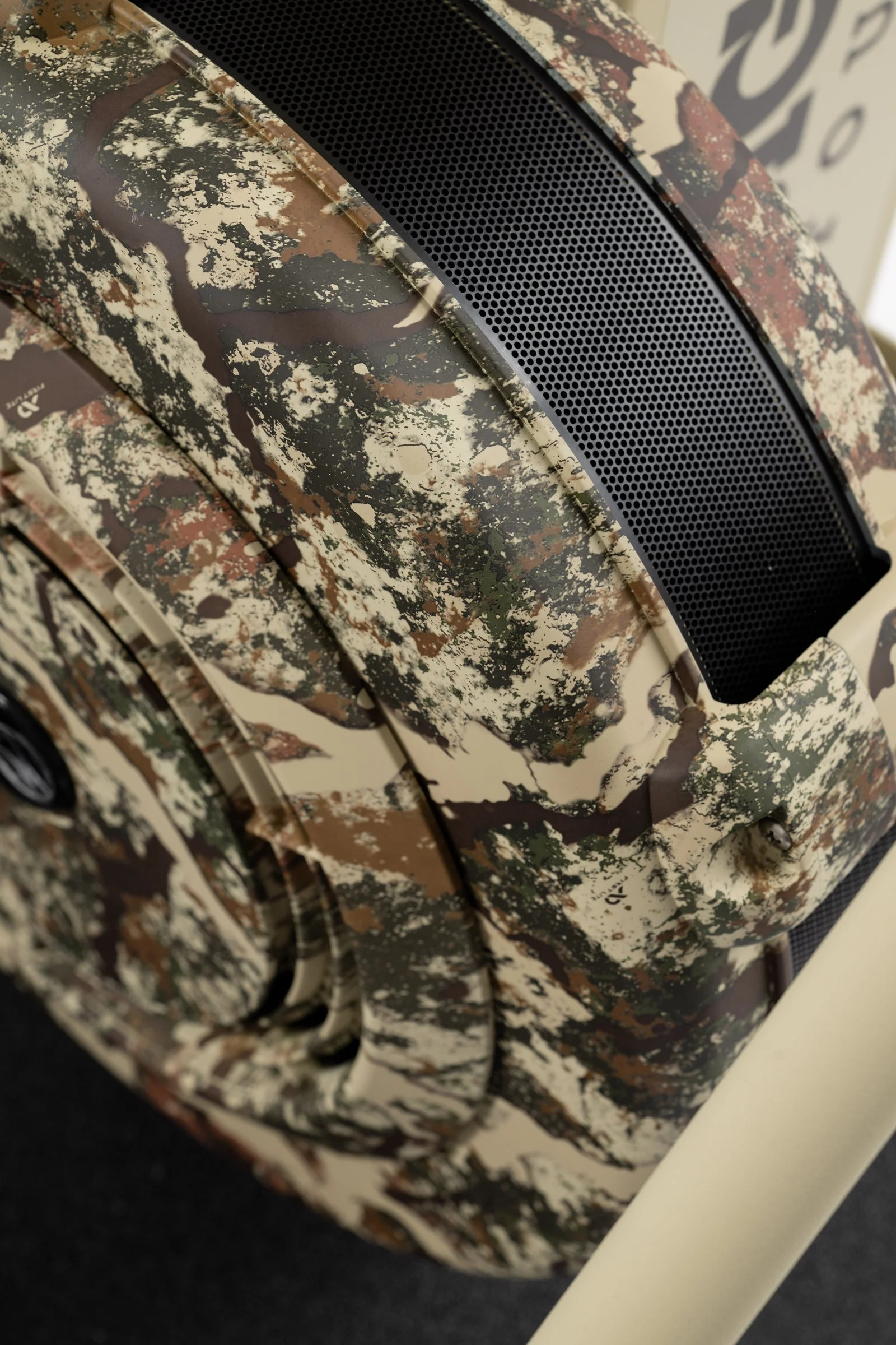 Detail of the flywheel housing camouflage pattern