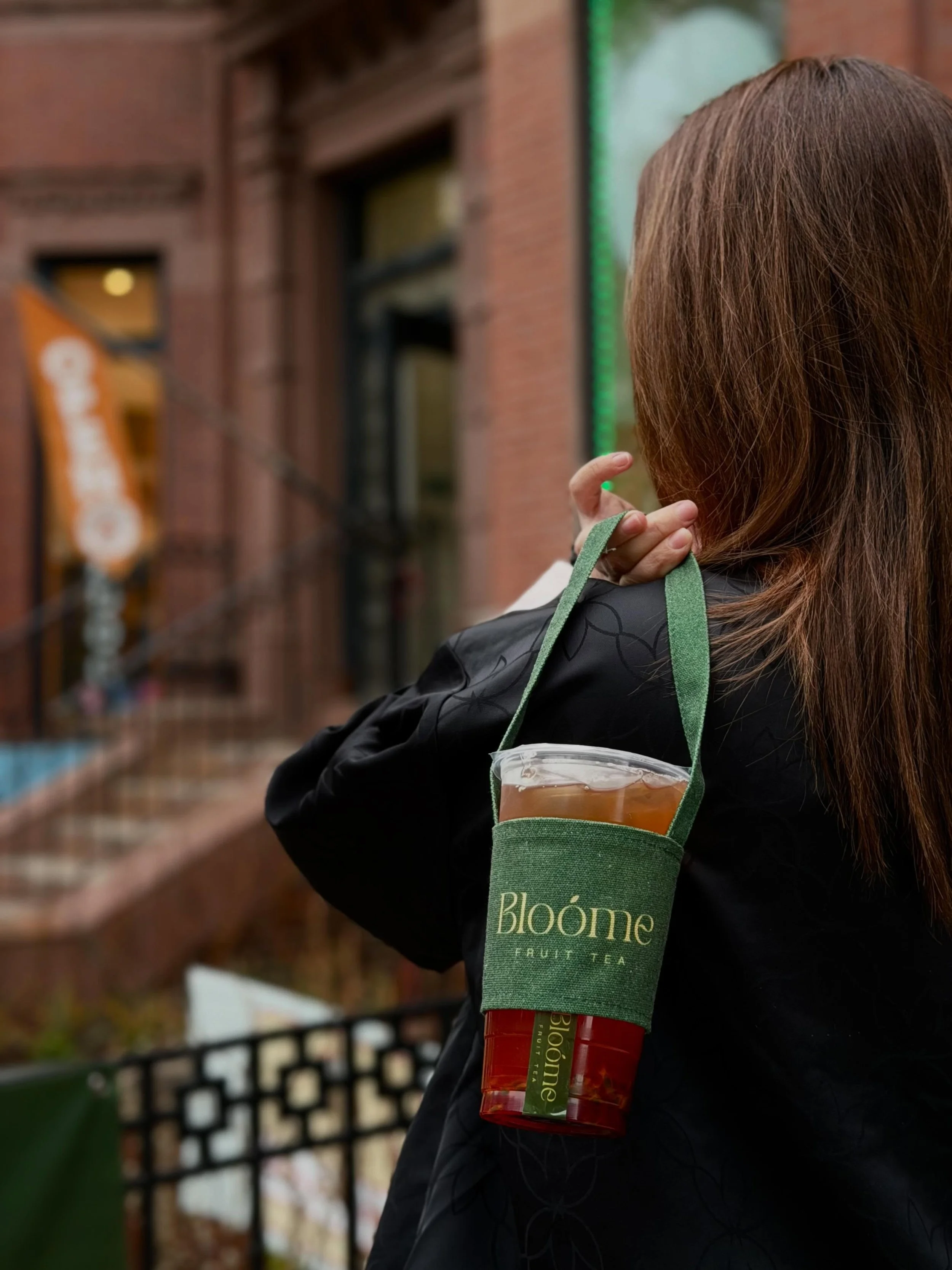 The ultimate accessory for every tea lover ✨No need to grab your purse, just your drink carrier
#fruittea #boba #refreshingdrink #drinkcarrier