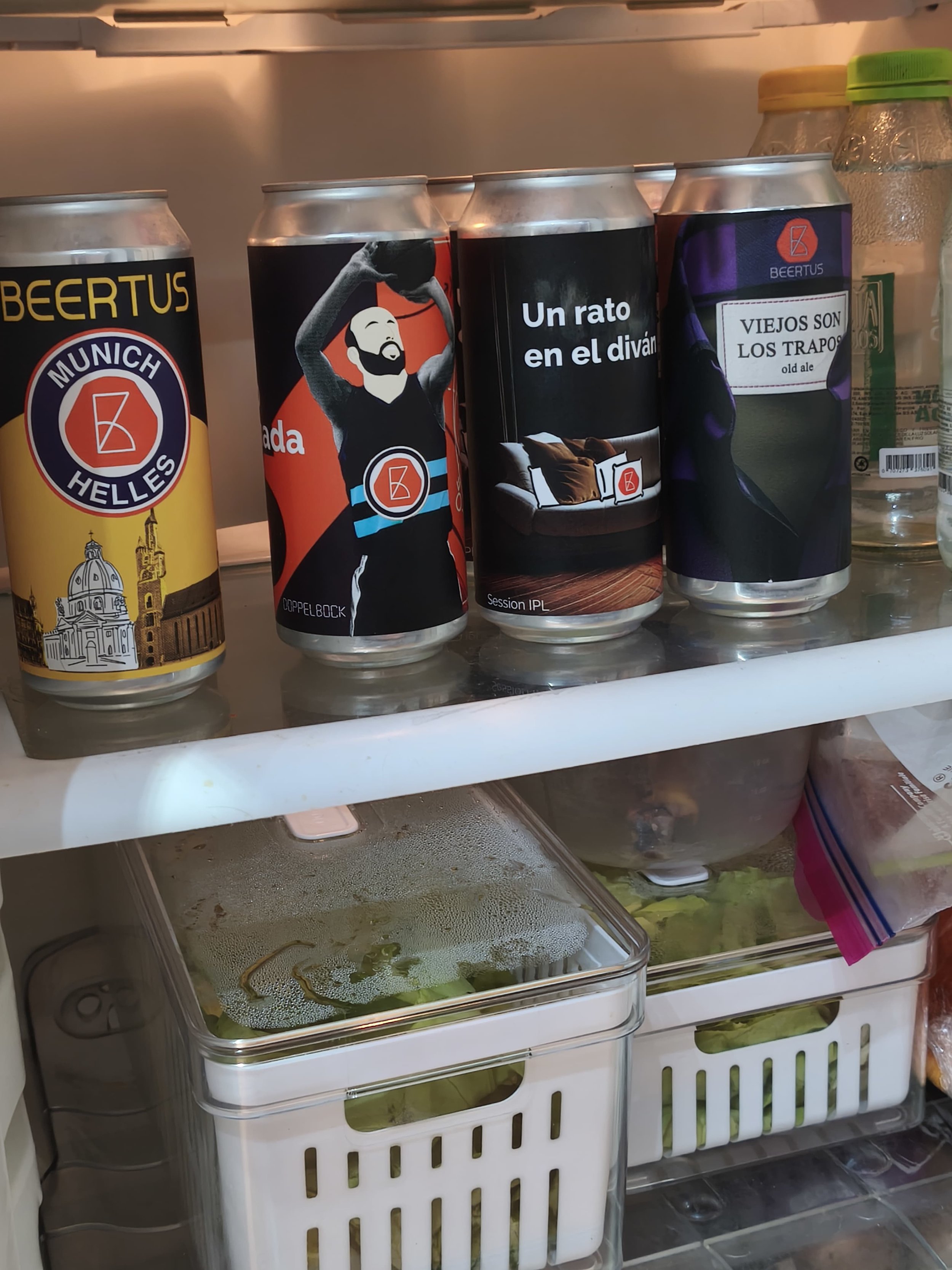 Latas de cerveza en una heladera