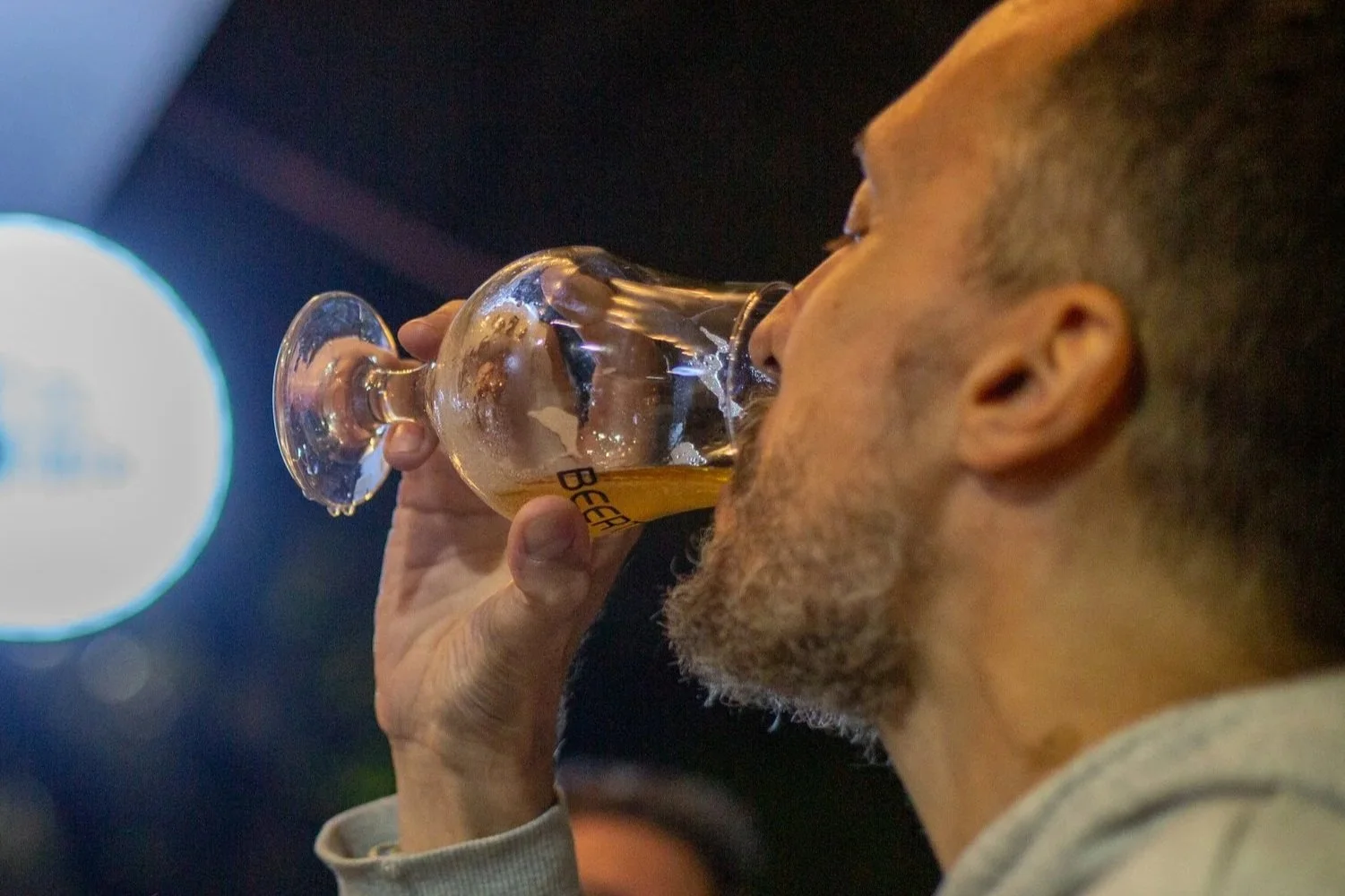 Una persona tomando cerveza en una fiesta