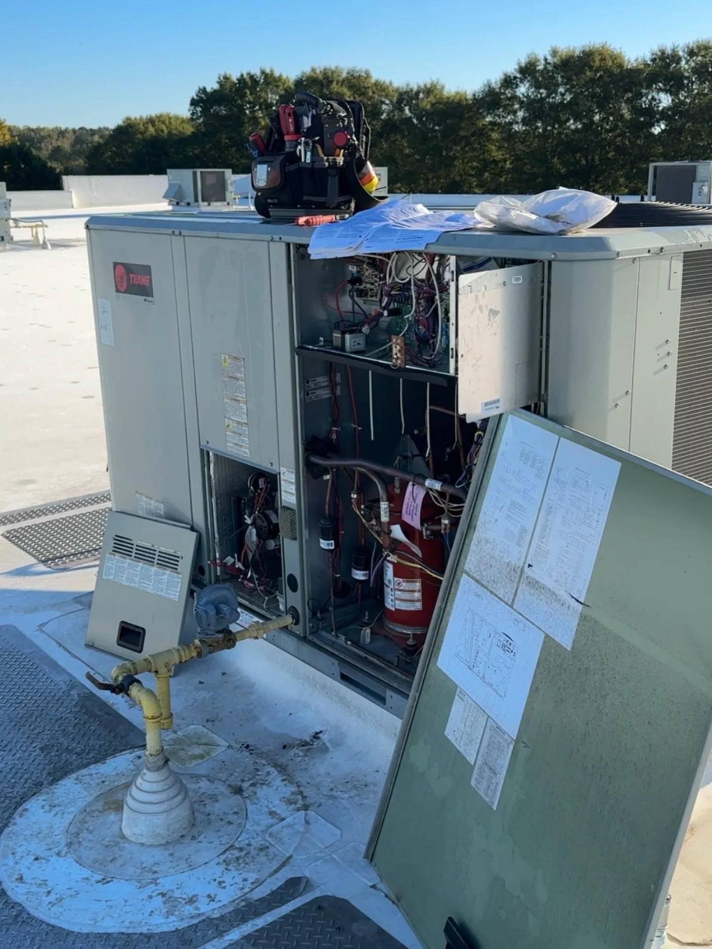 Up on the roof making sure your business runs smoothly &mdash; HVAC done right. ✅ 

#hvac #hvaclife #hvactechnician #hvacrepair #atlanta #georgia #mechanicalcontractor