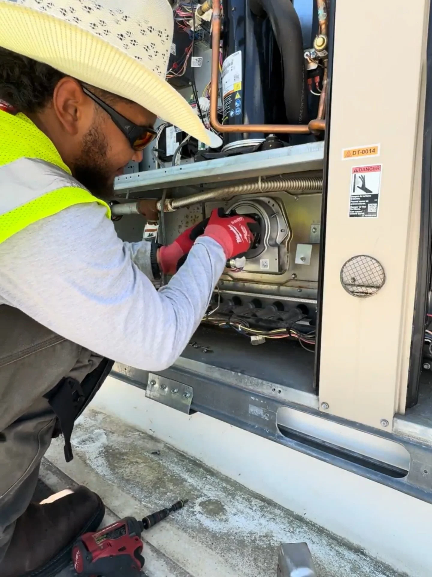 Cold weather is coming&hellip; is your heat ready? ❄️🔥 Don&rsquo;t wait for a breakdown&mdash;schedule maintenance today!

#hvac #hvaclife #hvacrepair #hvactechnician #staywarm