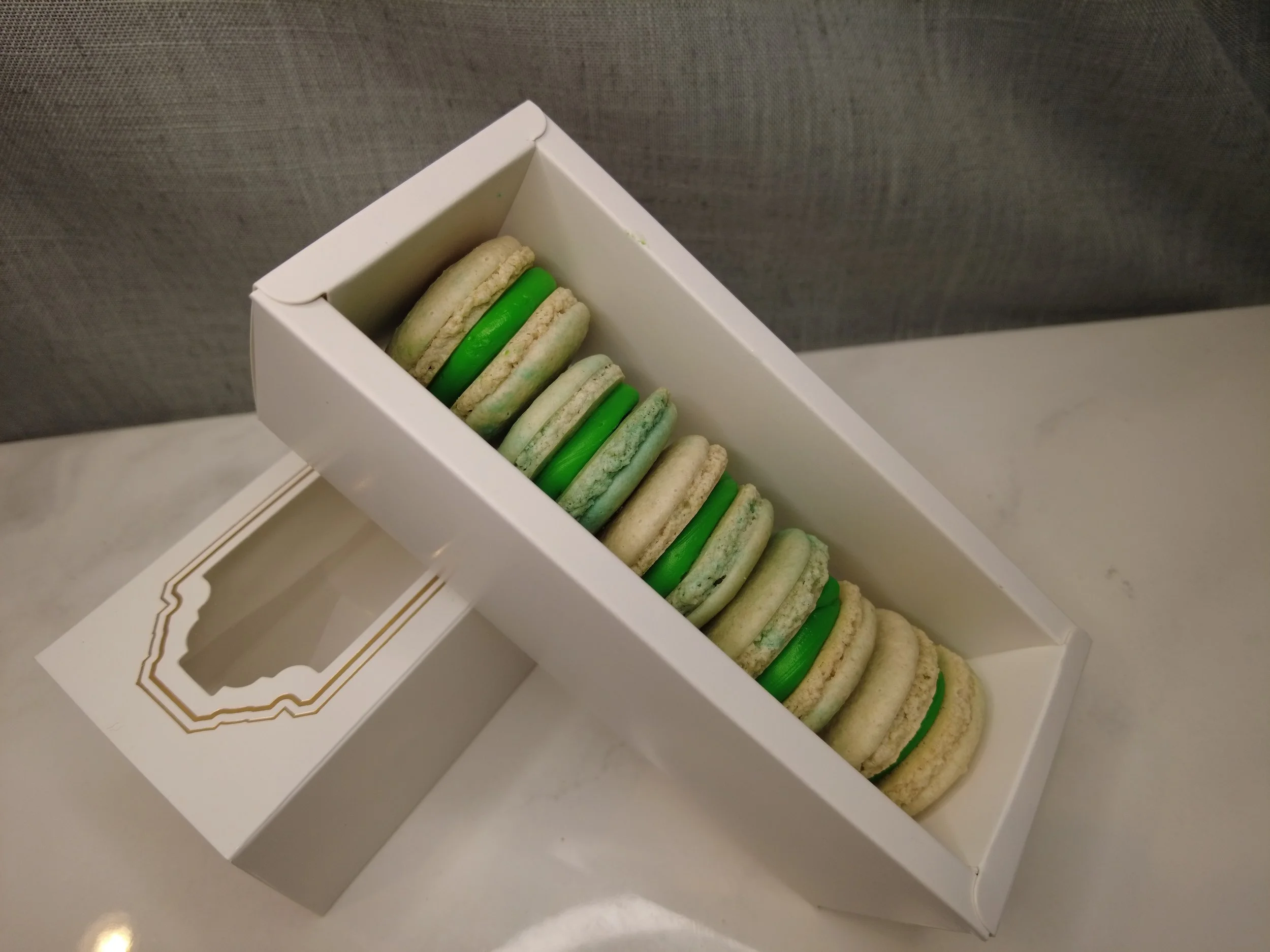 pandan macarons box.jpg