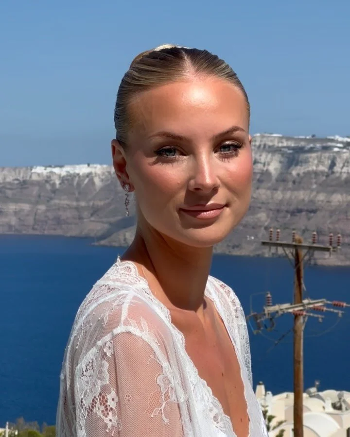 can&rsquo;t believe I&rsquo;m doing what I absolutely LOOOOVEE for a living - and that it&rsquo;s praised with such beautiful words 🥰

content: @lovetoldbysara 
bride &amp; groom: @rebeccackv &amp; @frikkhansgaard photographer: @olgacreativephoto_st