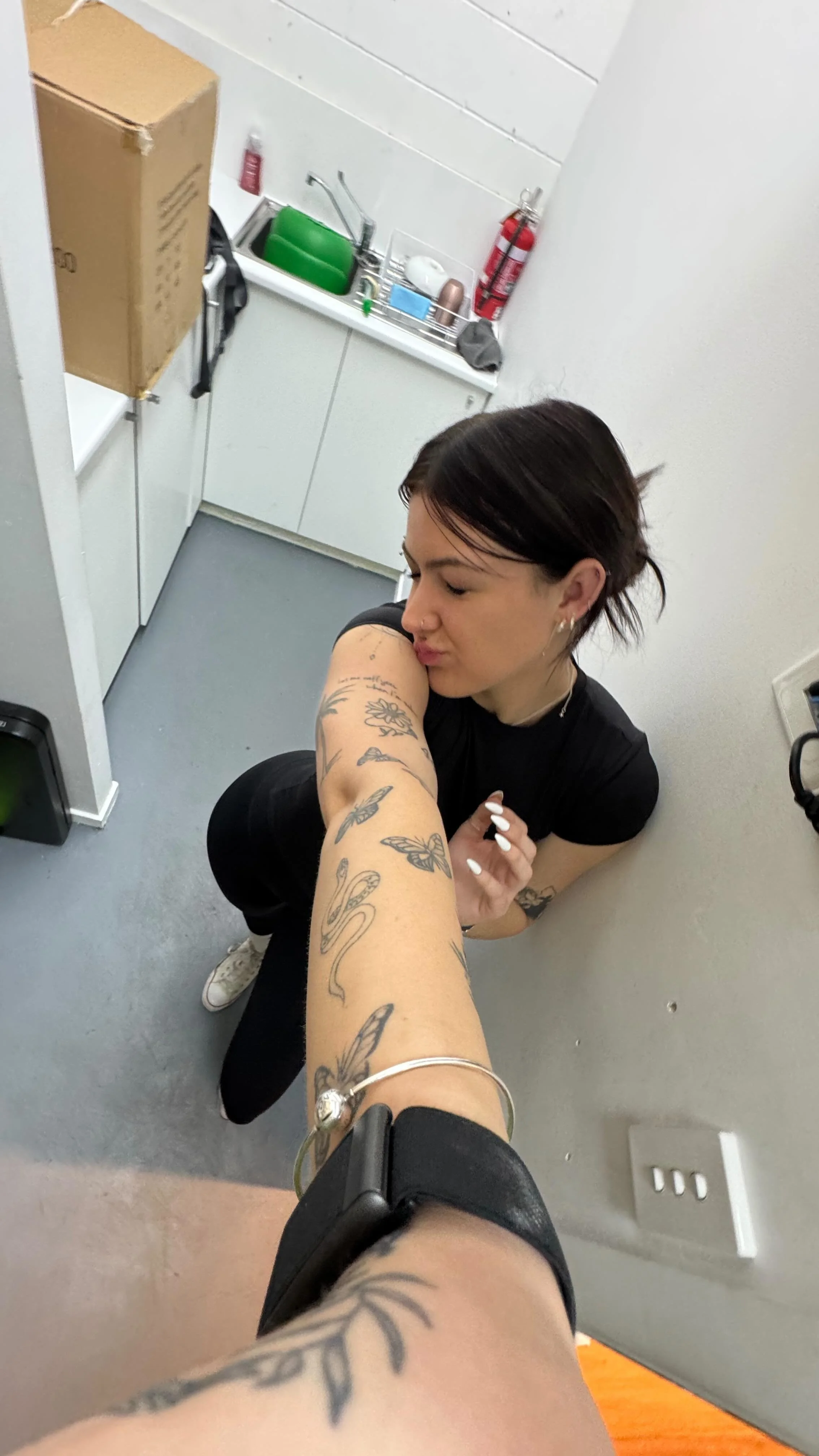 Quick leg session today 🤍
Kept it simple with an all-machine workout after a week off ✨
▫️ Leg extension
▫️ Lying leg curl
▫️ Leg press
▫️ Seated leg curl
▫️ Seated abductor
Save for your next leg day 🔒🦵