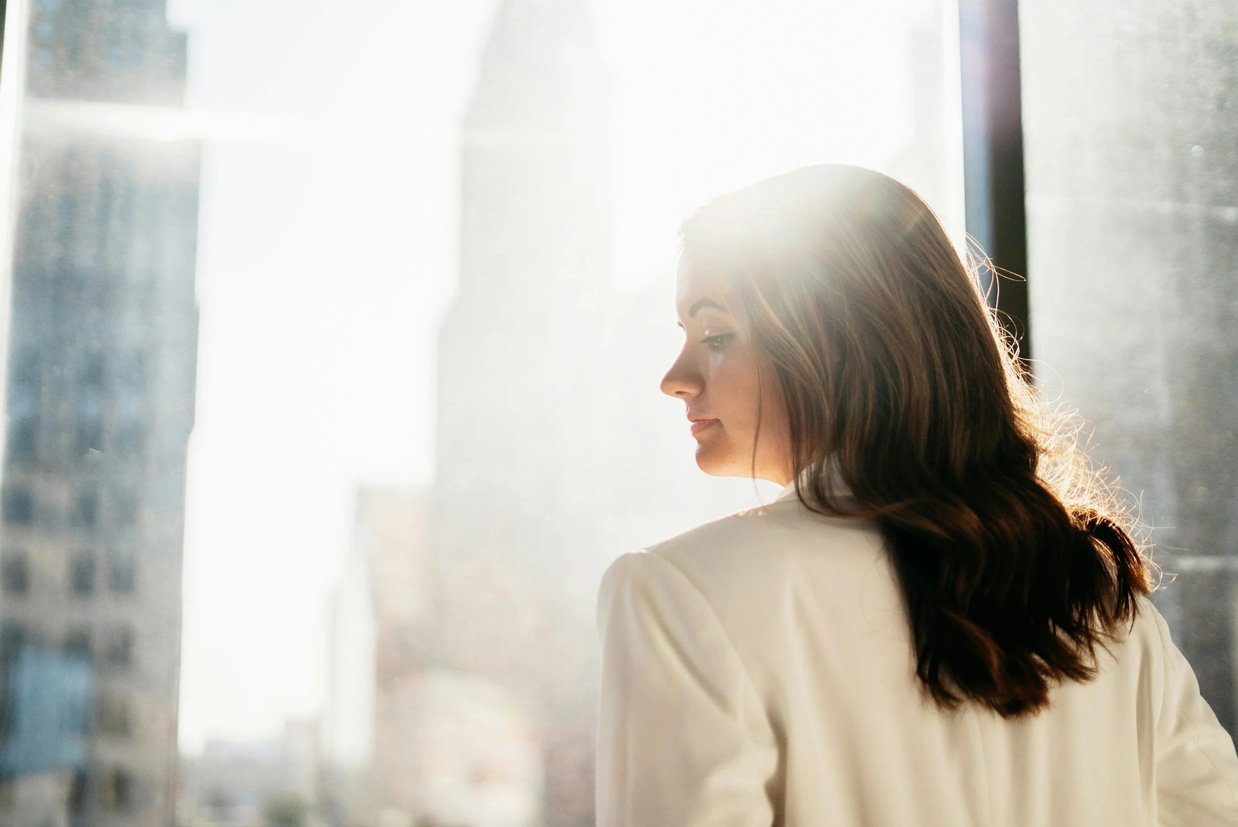 woman profile in a city after cbt therapy nyc