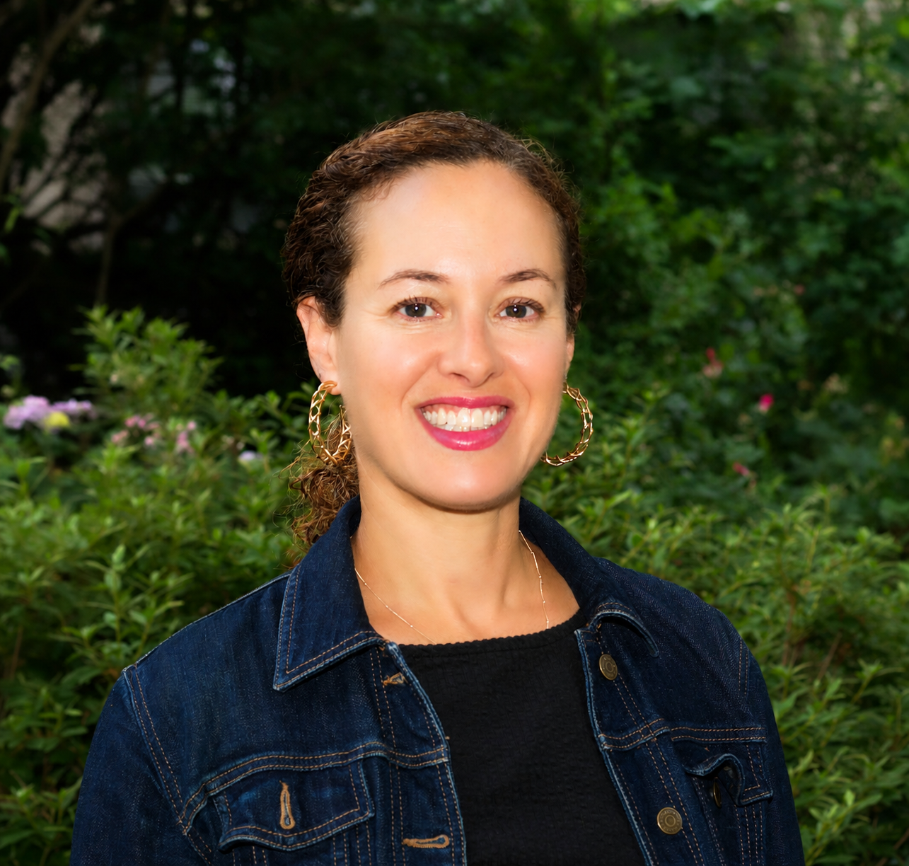 Anxiety Therapist NYC, Hilary Kopple in front of a tree, wearing a denim jacket, black shirt